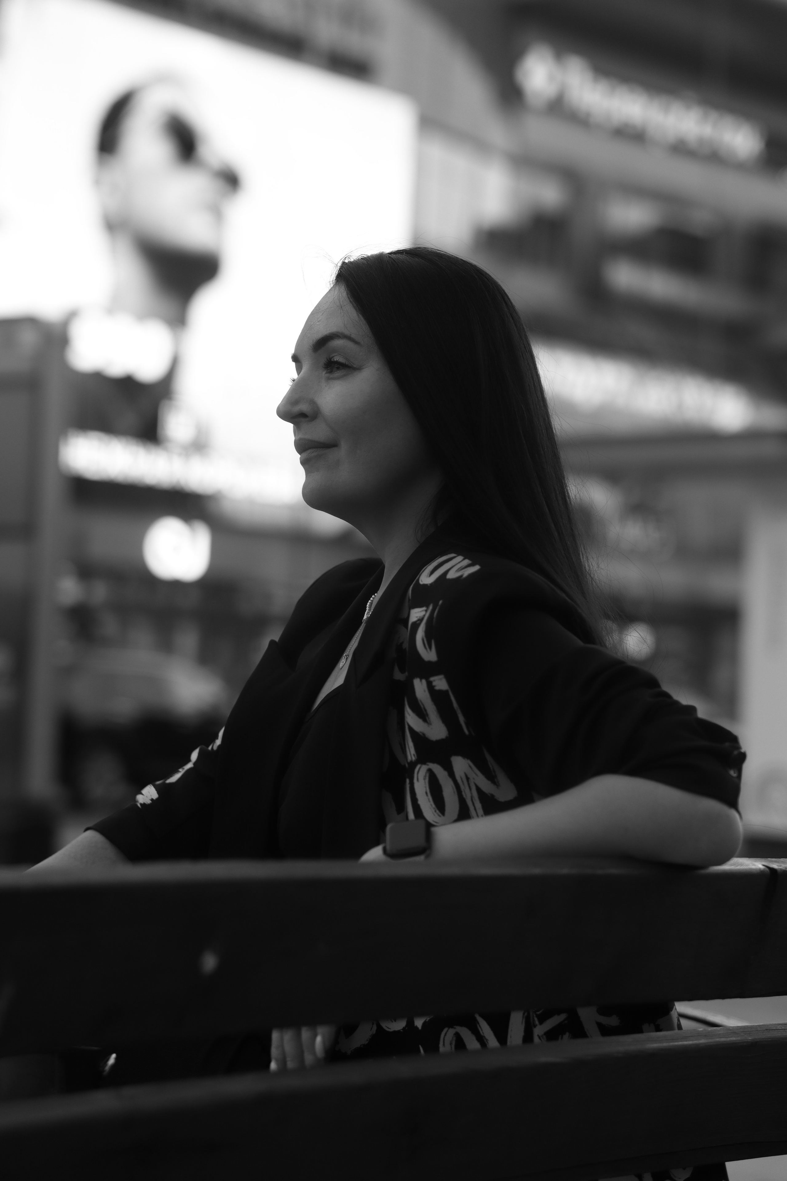 портрет женщины на фоне торгового центра