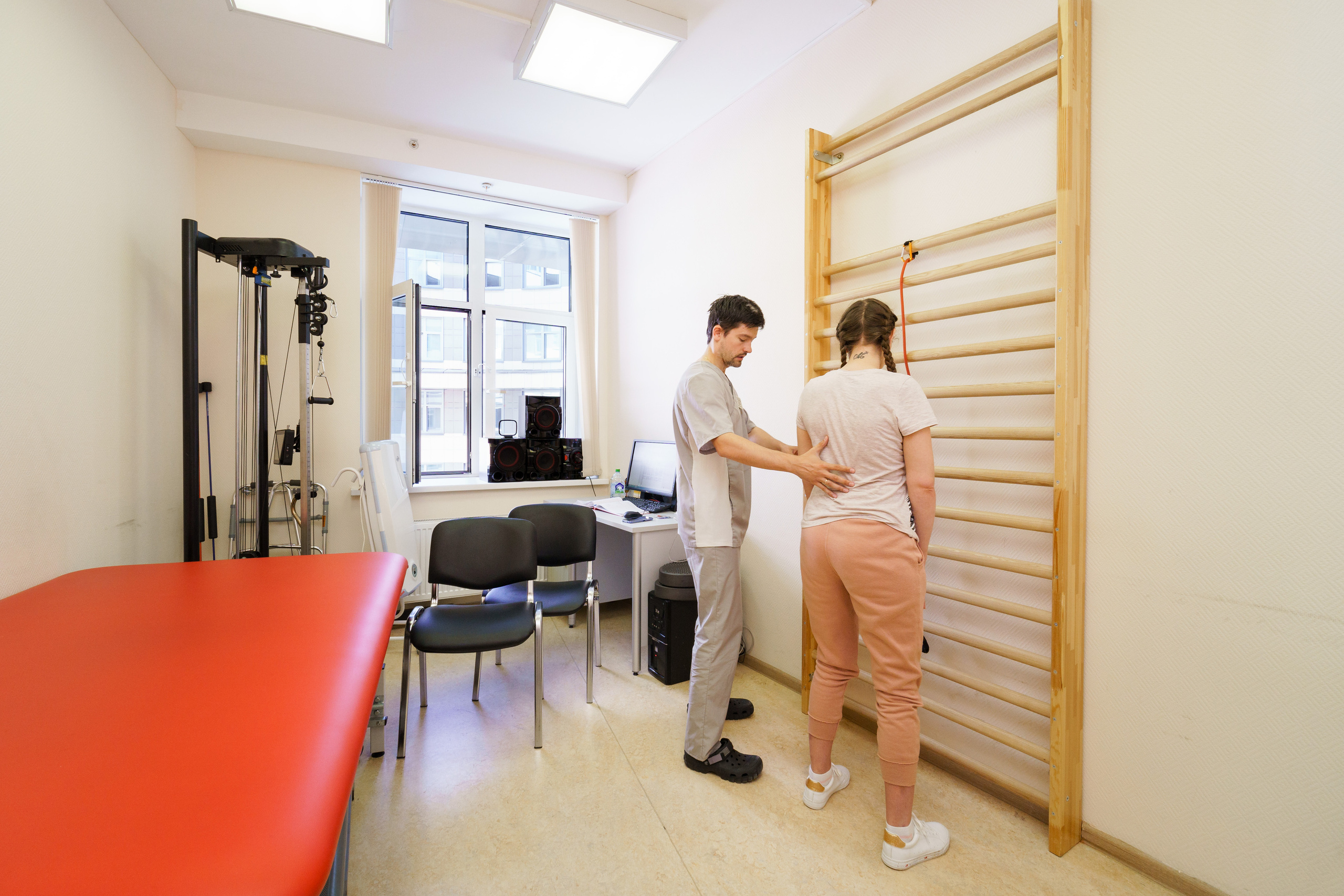 мужчина проводит реабилитационные занятия