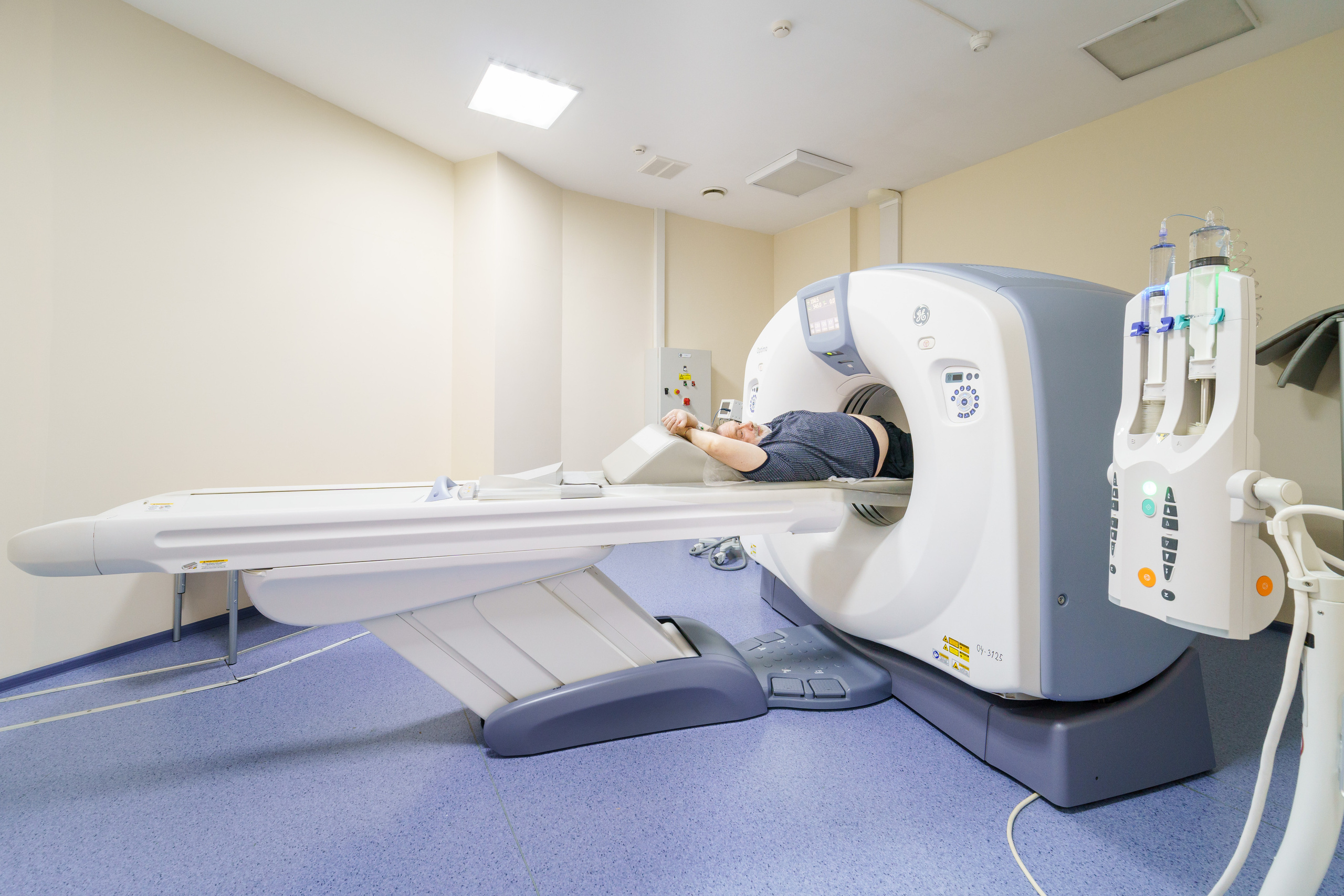 мужчина проходит сканирование в медицинском центре реабилитации