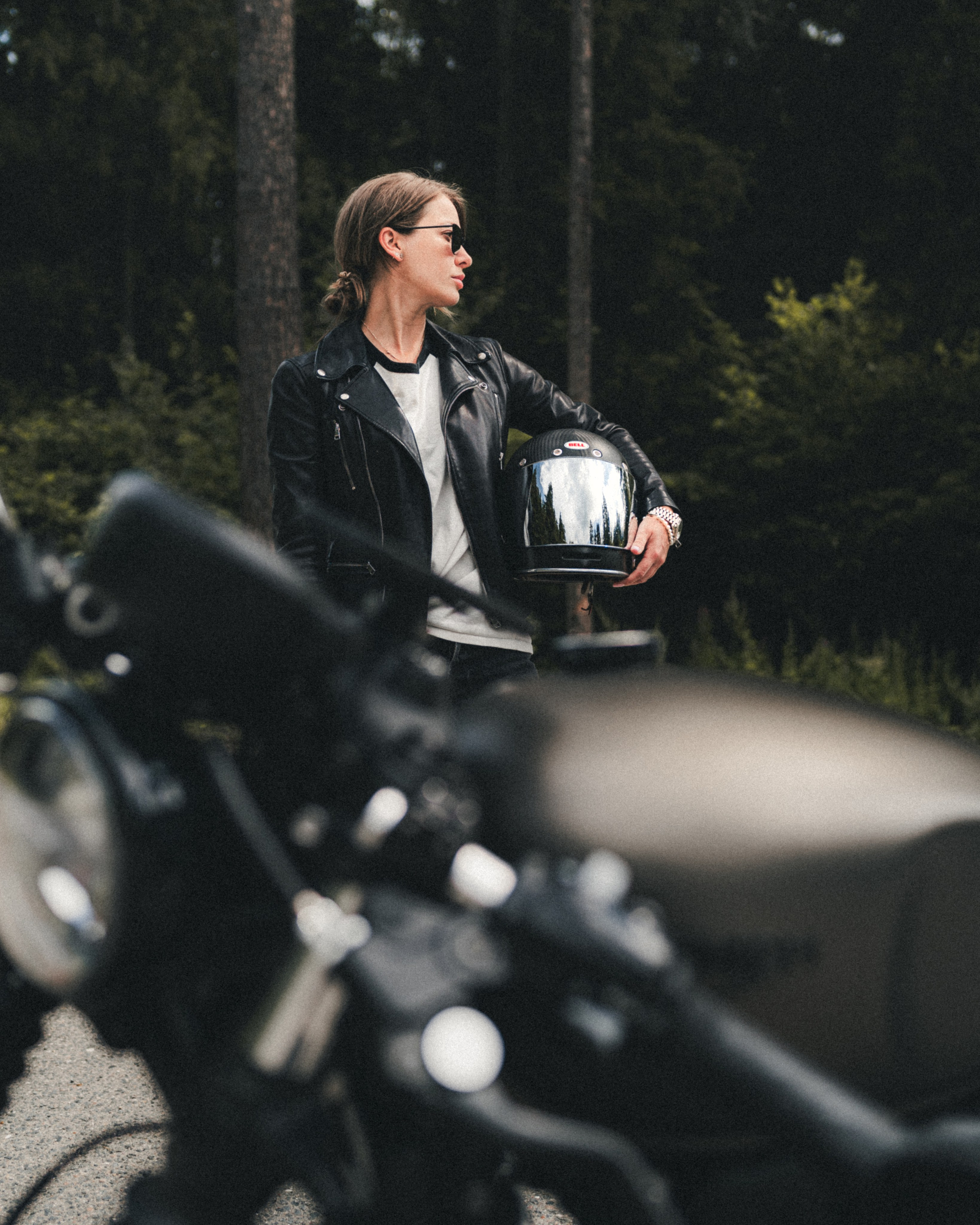 Портретная фотосессия с мотоциклом Triumph Bobber 1200. Фотограф Илья К. в Москве