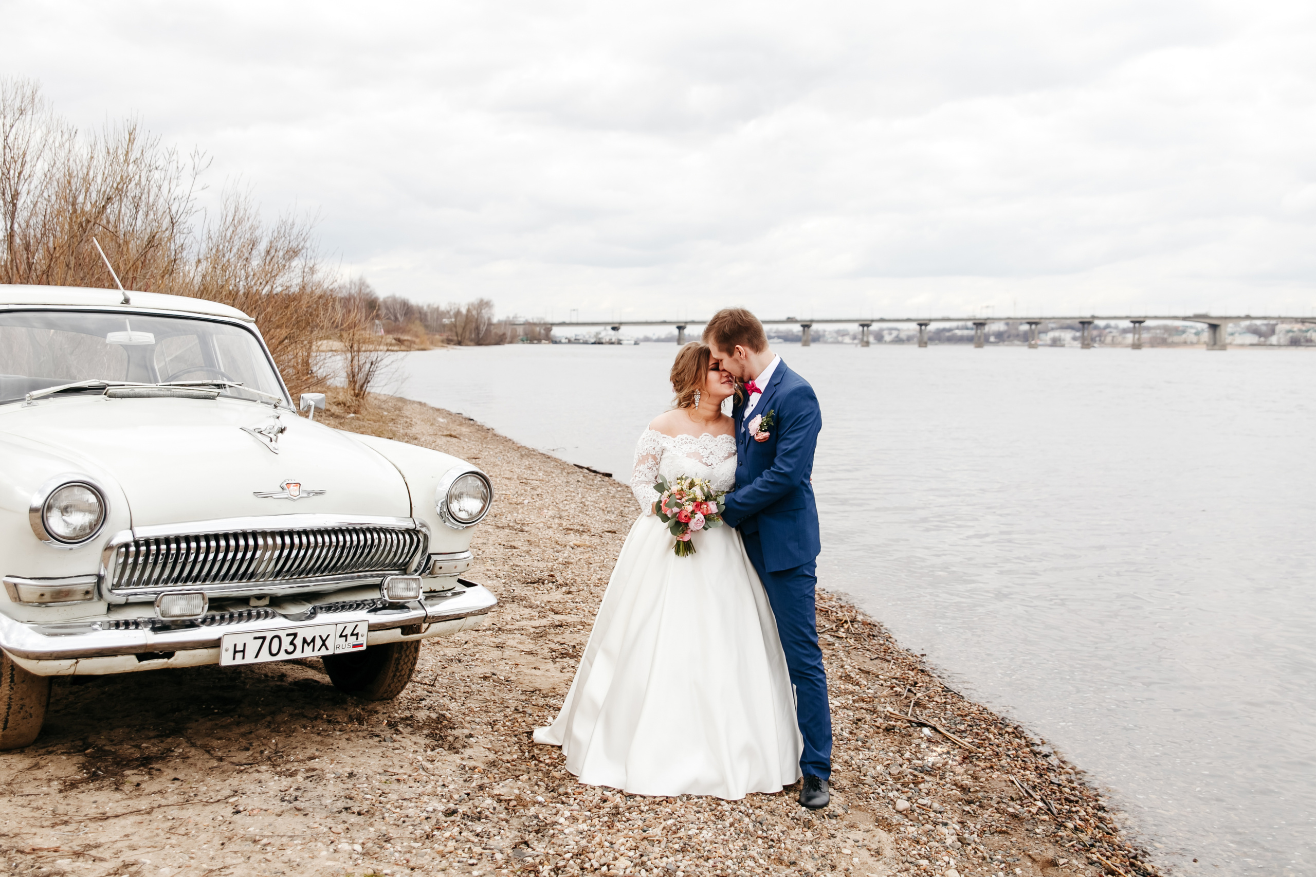 Яна и Алексей. Прокат Аренда ретро автомобилей Волга ГАЗ 21  Кострома