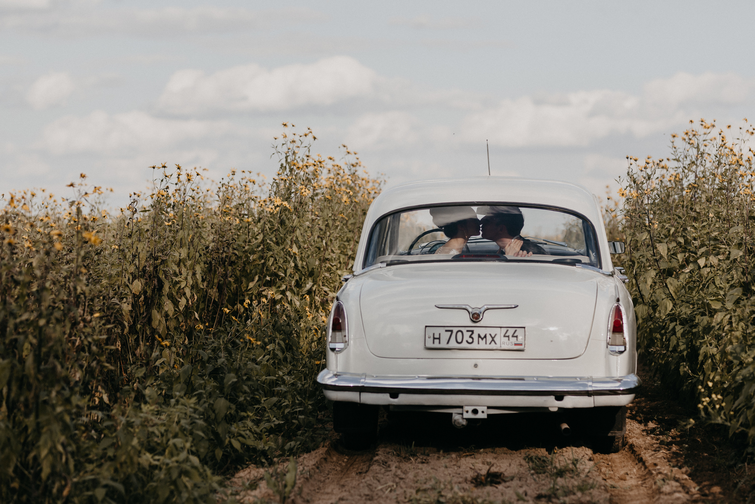 Оксана и Алексей. Прокат Аренда ретро автомобилей Волга ГАЗ 21  Кострома