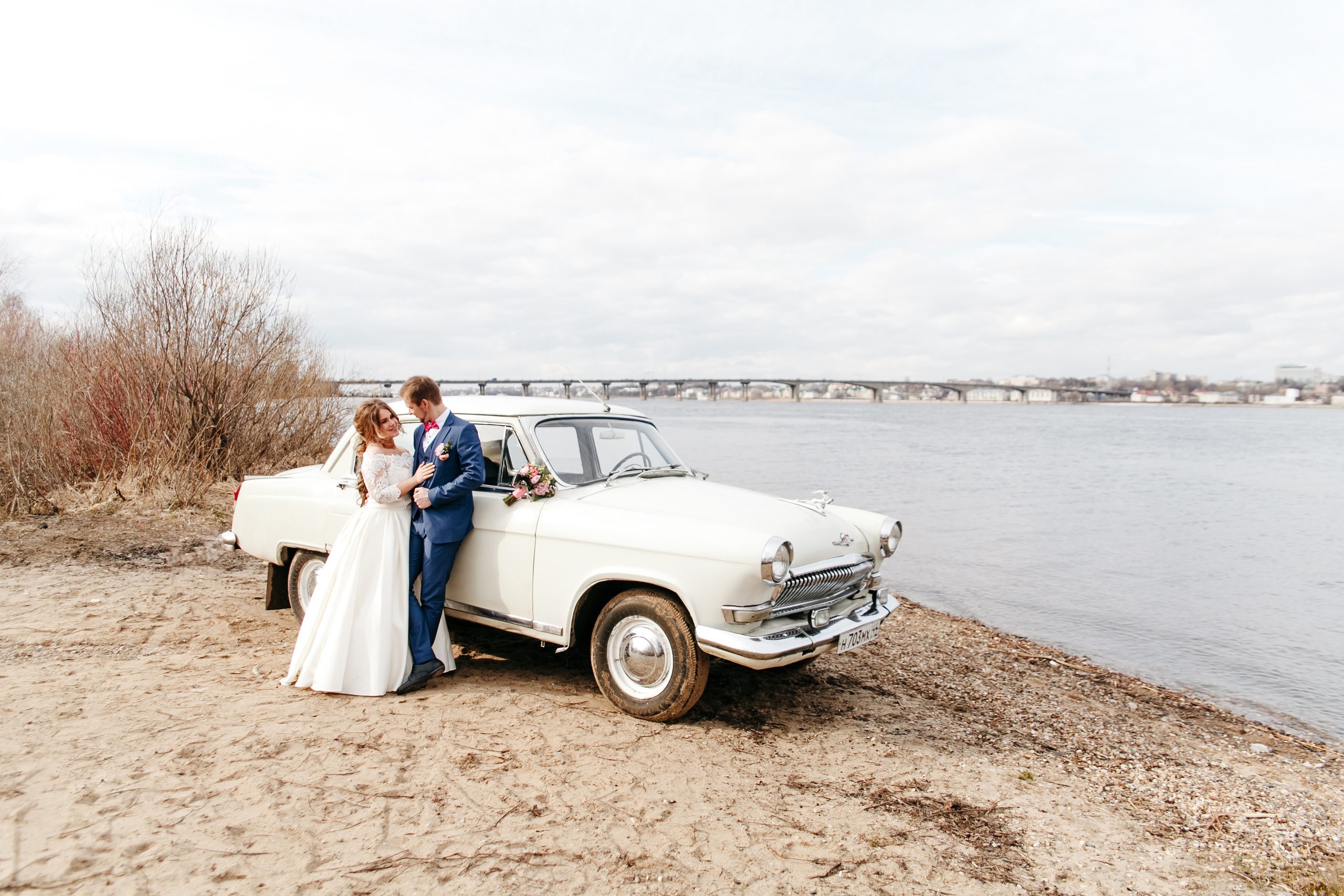 Яна и Алексей. Прокат Аренда ретро автомобилей Волга ГАЗ 21  Кострома