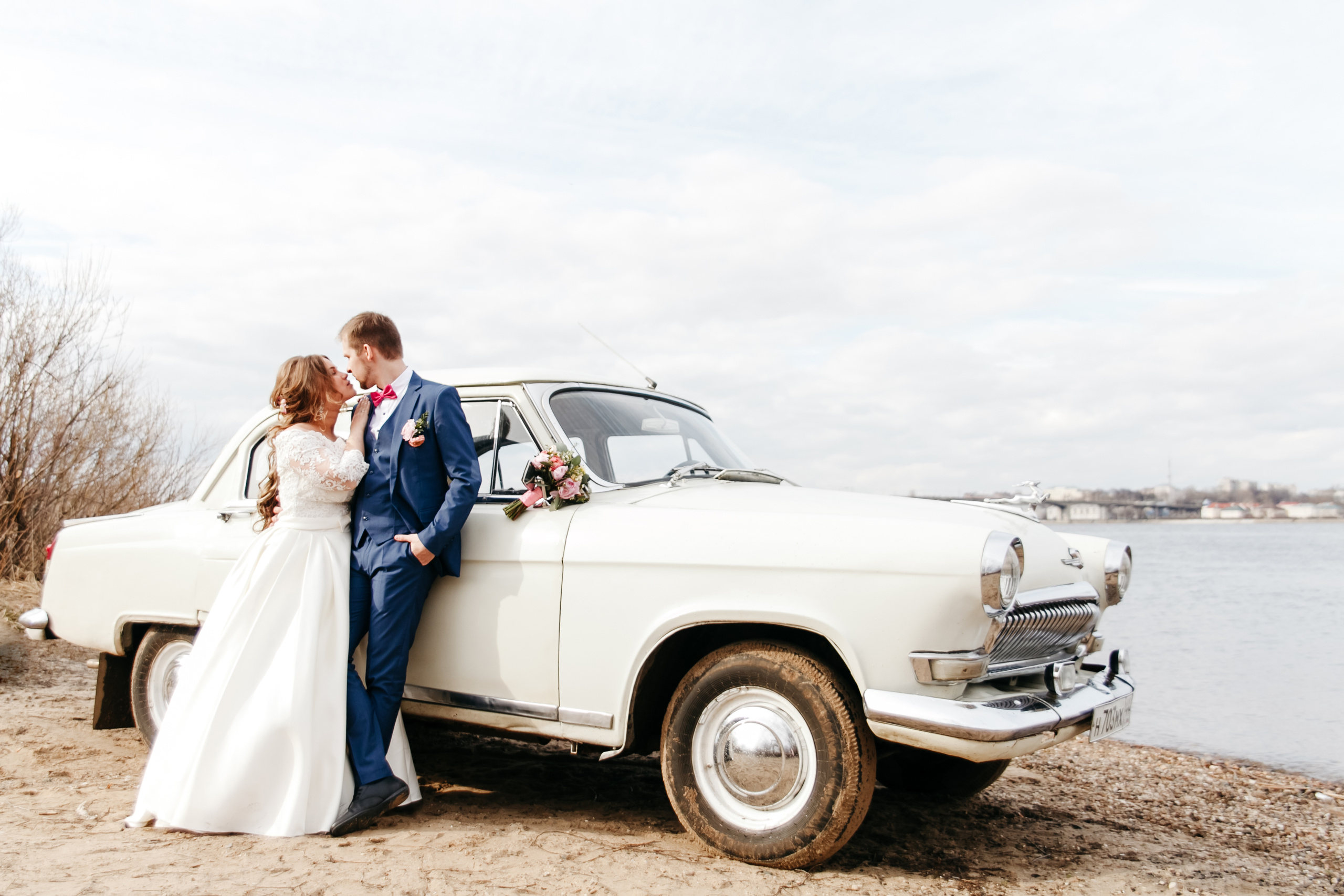 Яна и Алексей. Прокат Аренда ретро автомобилей Волга ГАЗ 21  Кострома