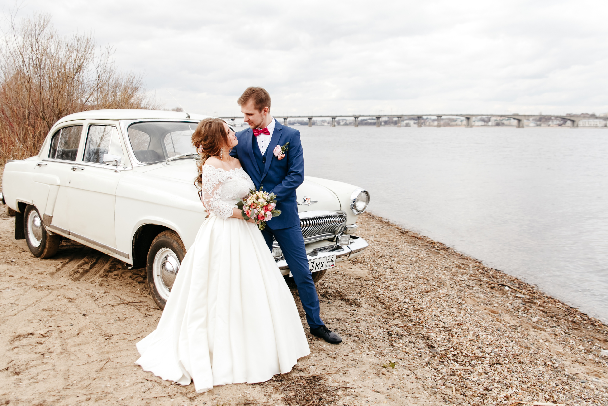 Яна и Алексей. Прокат Аренда ретро автомобилей Волга ГАЗ 21  Кострома