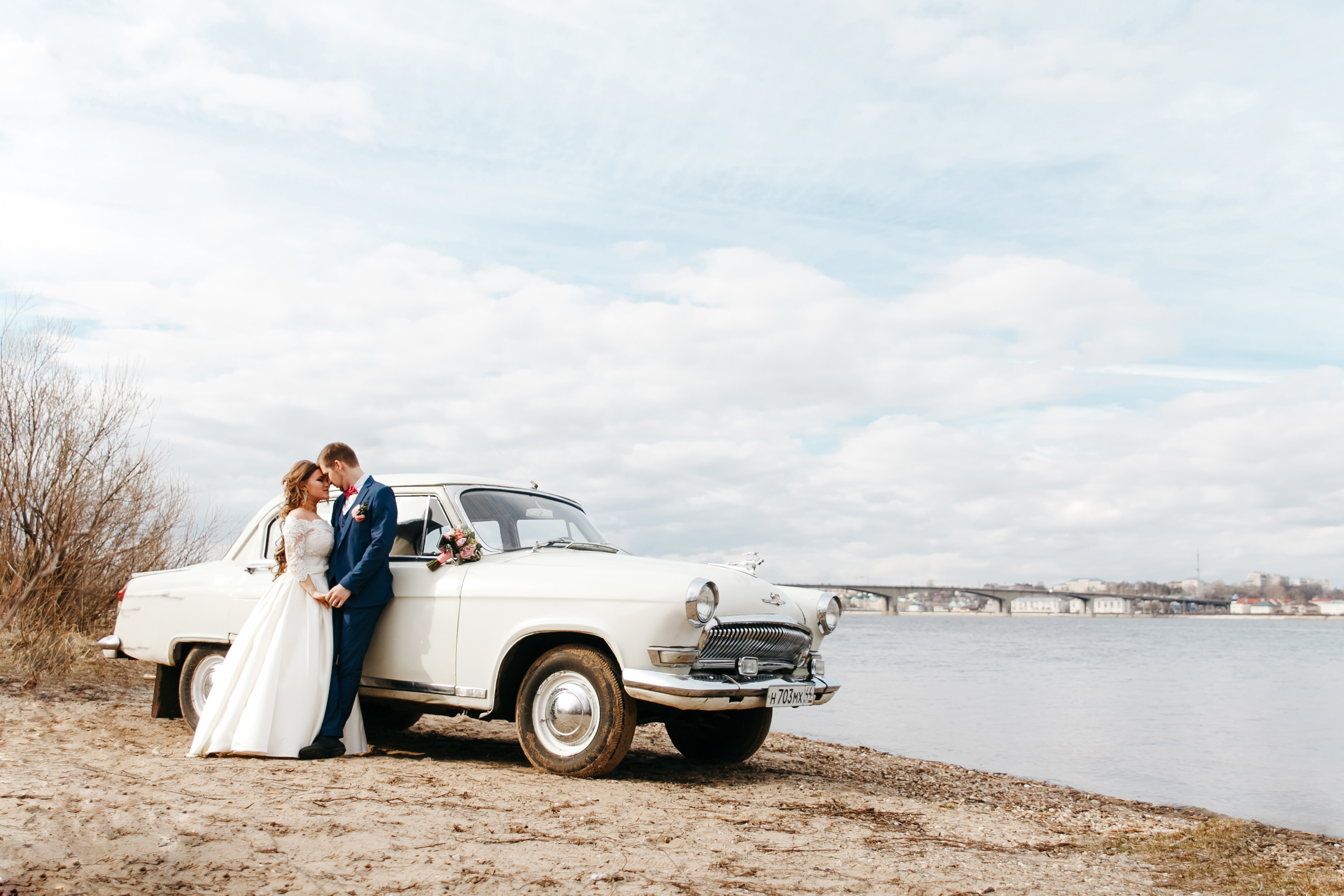 Яна и Алексей. Прокат Аренда ретро автомобилей Волга ГАЗ 21  Кострома