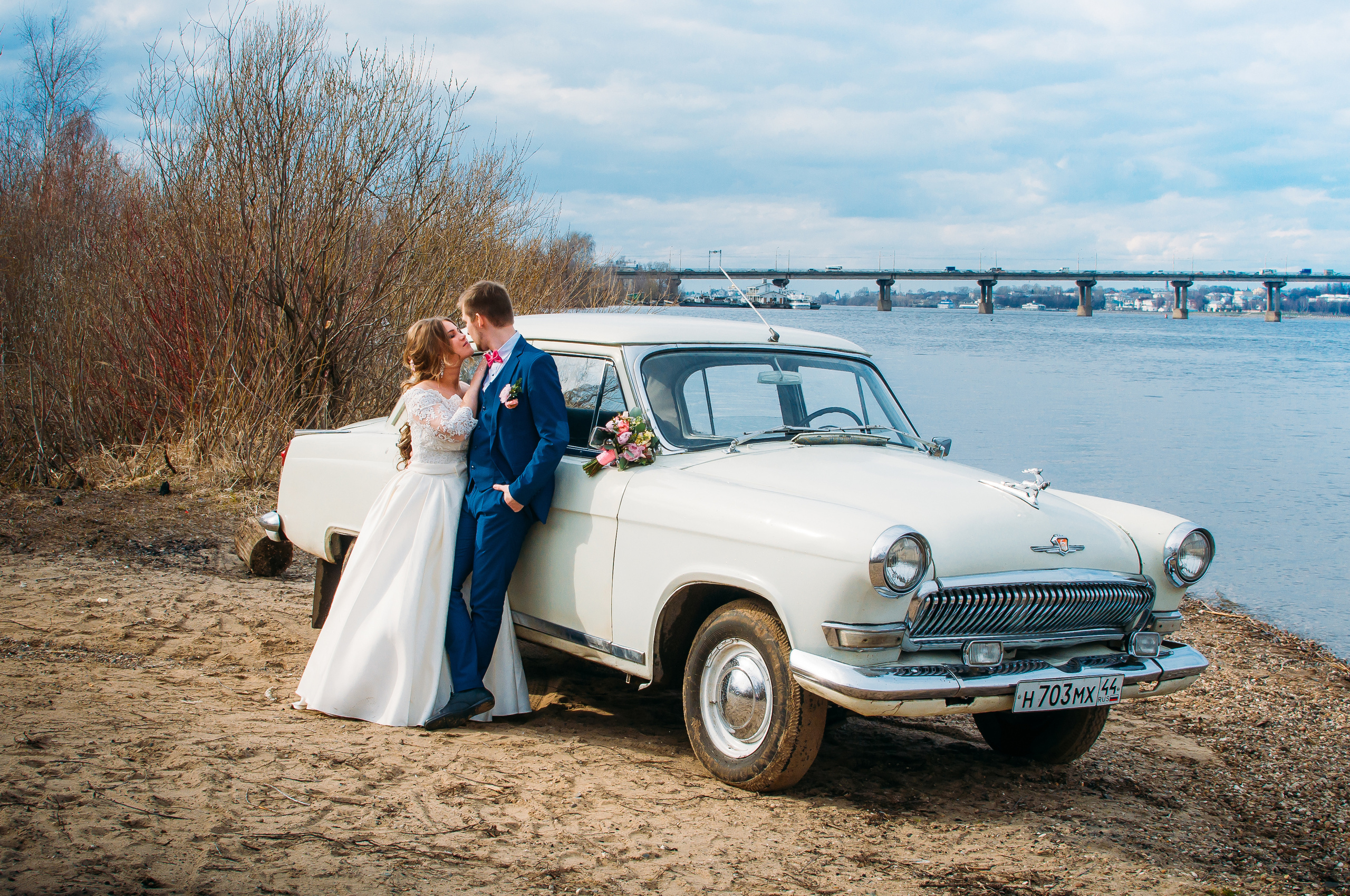 Яна и Алексей. Прокат Аренда ретро автомобилей Волга ГАЗ 21  Кострома