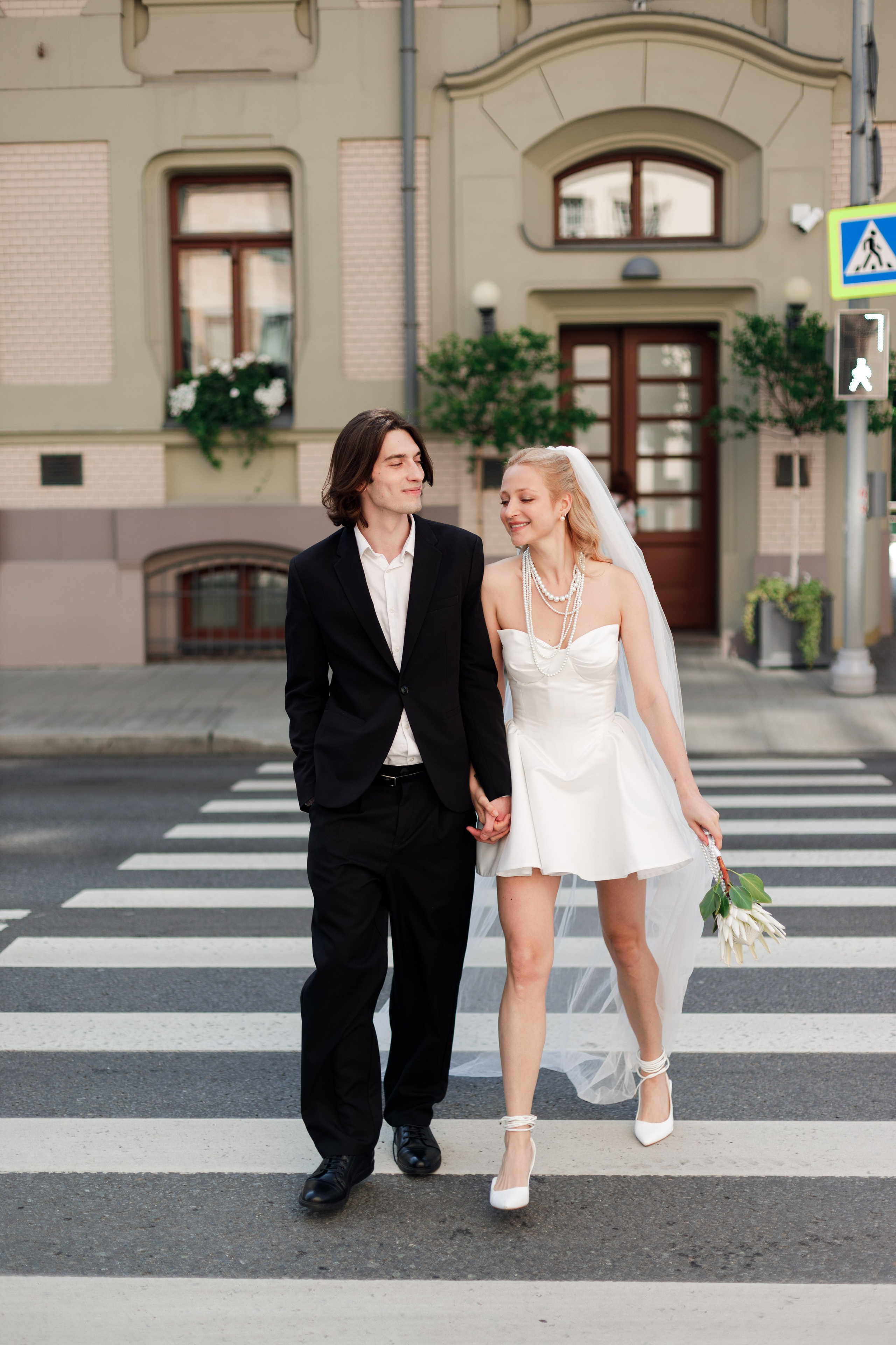 Свадебная фотосессия с автомобилем в центре Москвы, фотограф свадьбам Москва