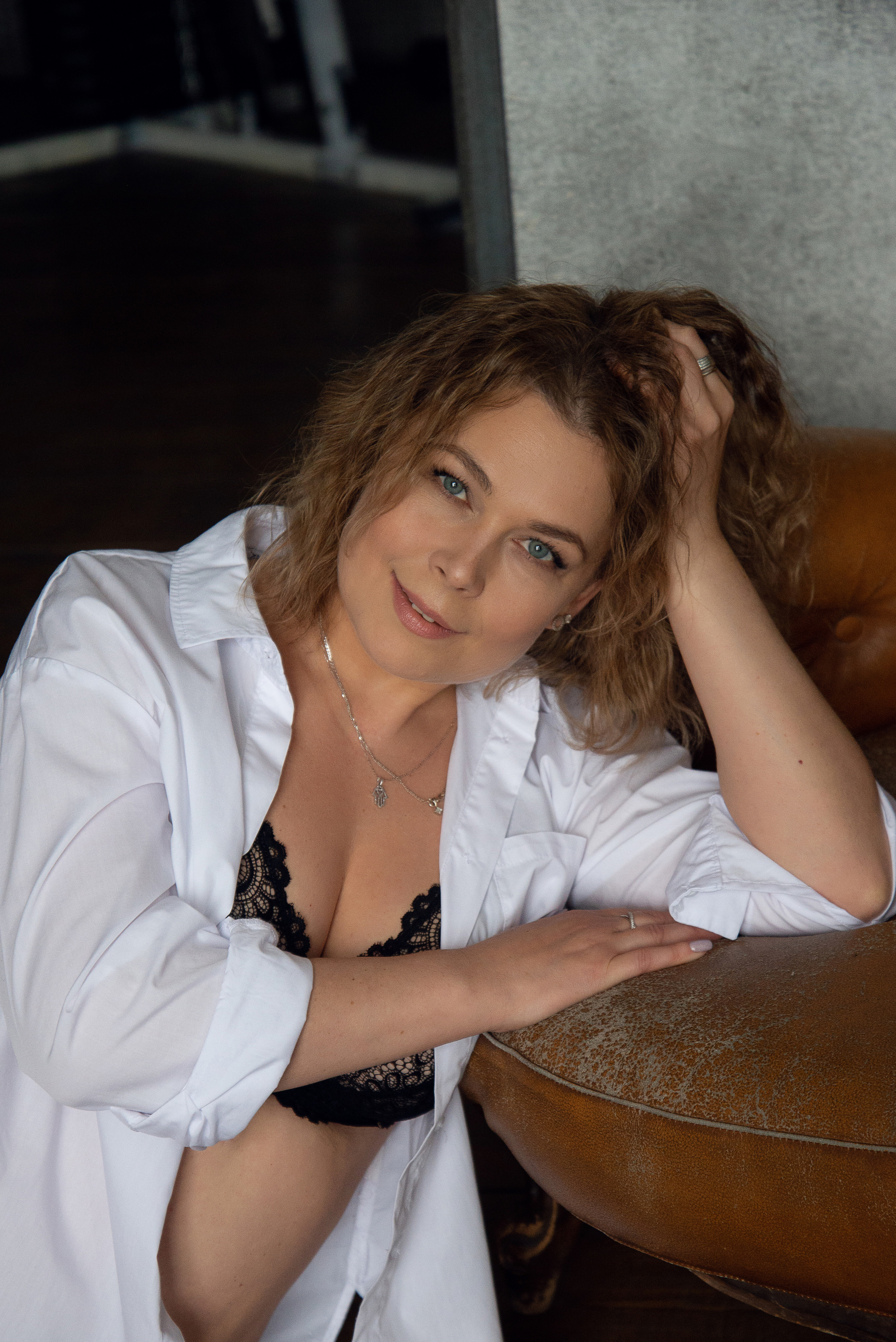 Девушка в белой рубашке, фотосессия в белье студийная. СПБ. Женский фотограф Санкт-Петербург Александра Колий