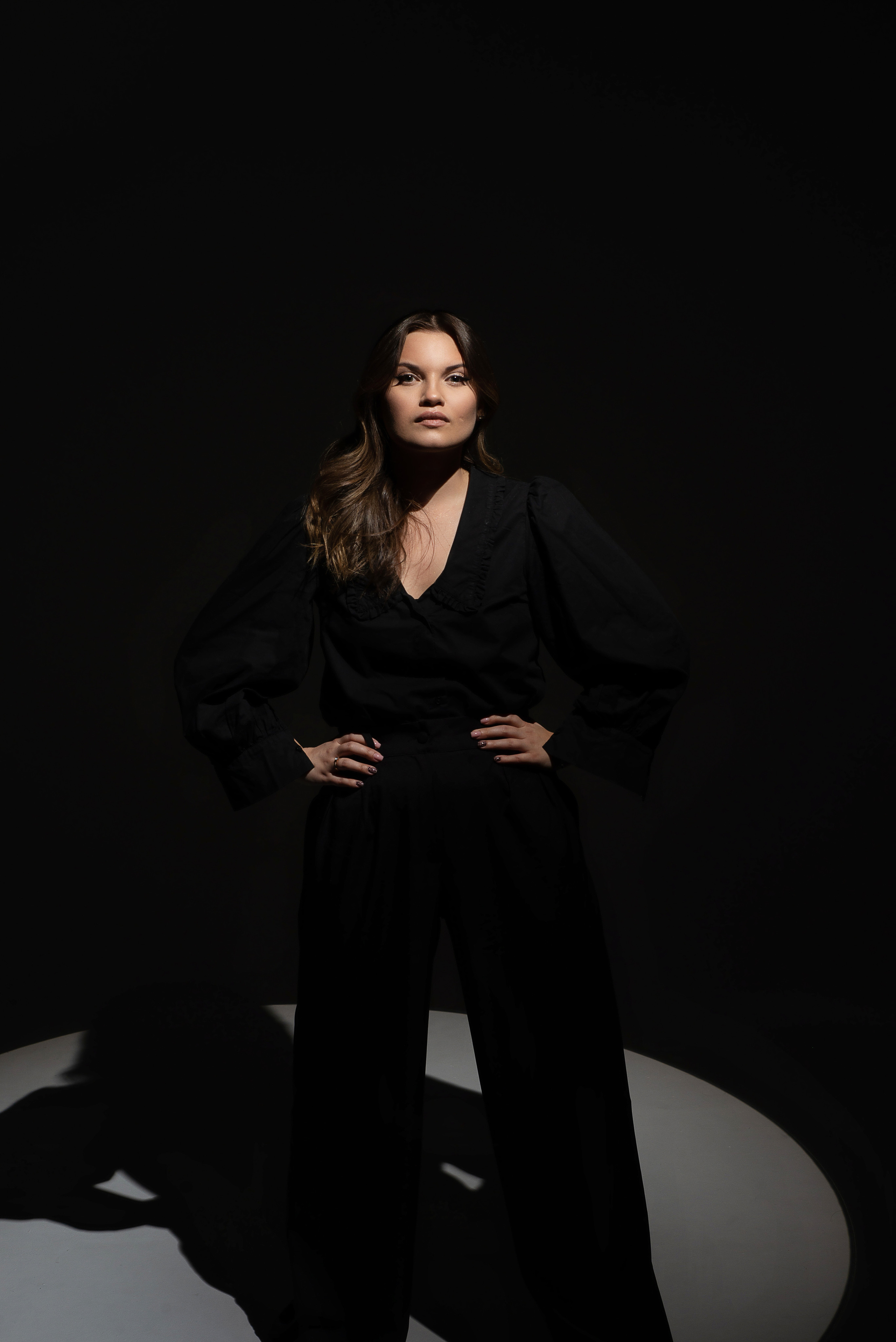 Спб.Фотосессия на циклораме с цветными фильтрами и маской гобо. Женский фотограф Санкт-Петербург Александра Колий