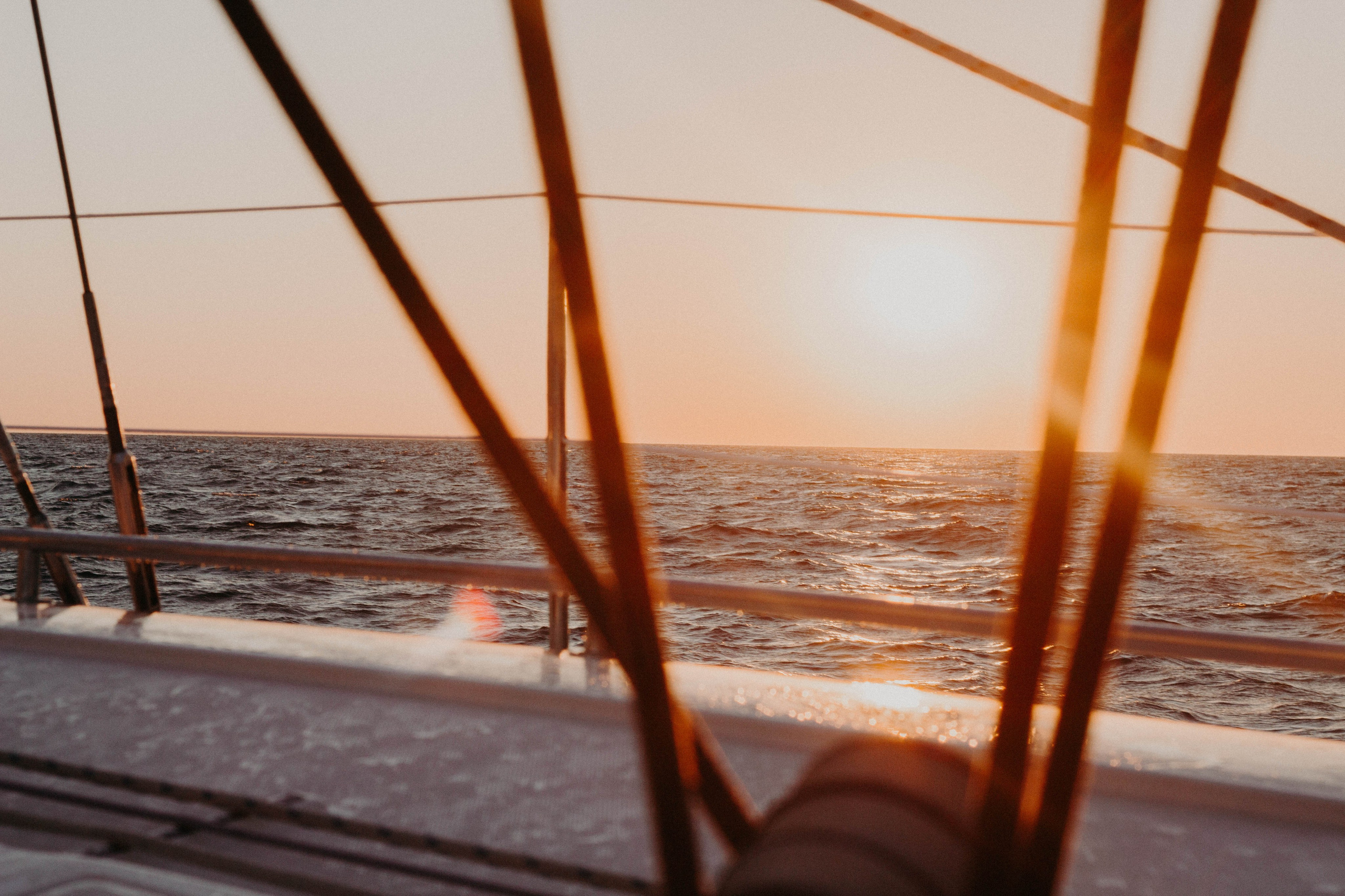 Фотоснимок с яхты на закате моря