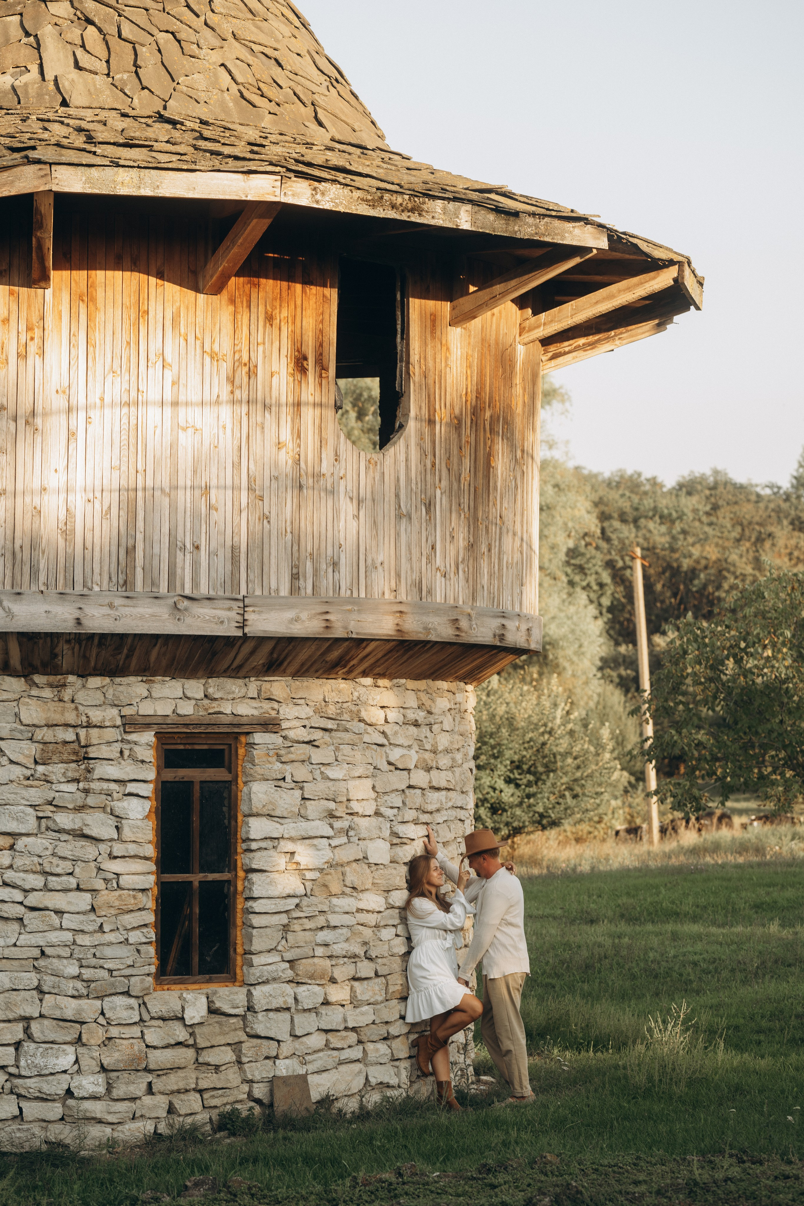  Семейная прогулка среди виноградников в кадре