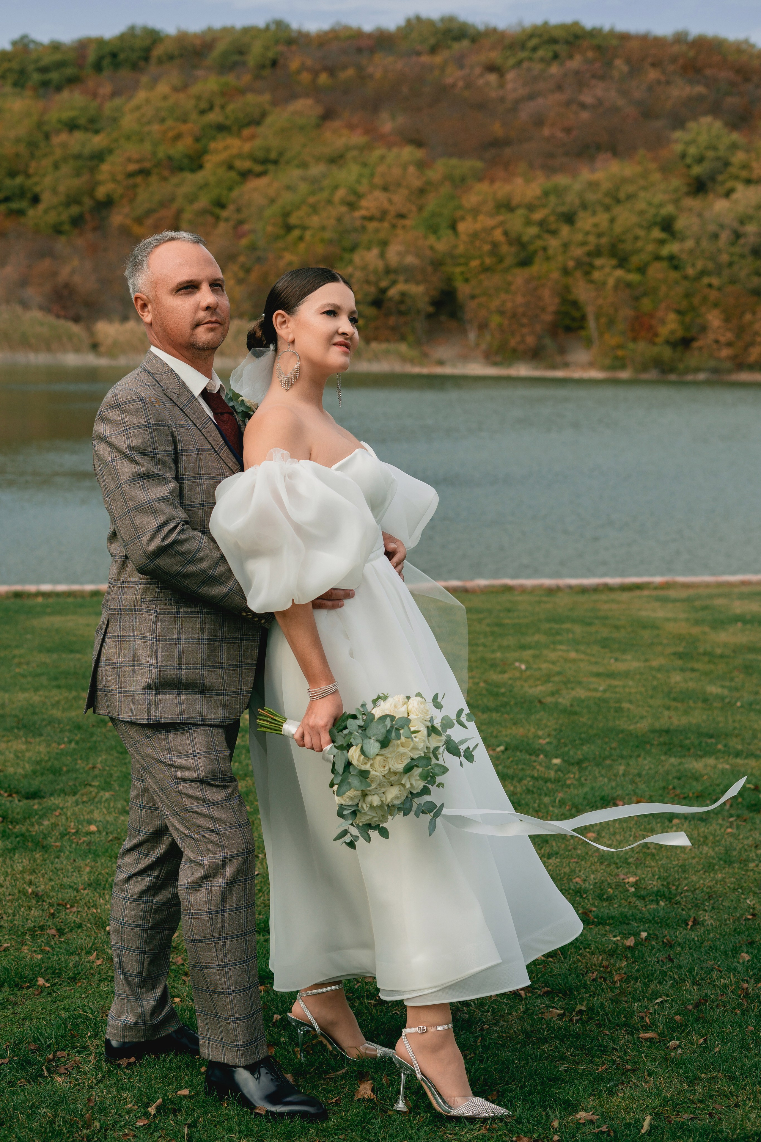 Фотография жениха и невесты в полный рост, свадебная фотосессия в усадьбе "Семигорье"