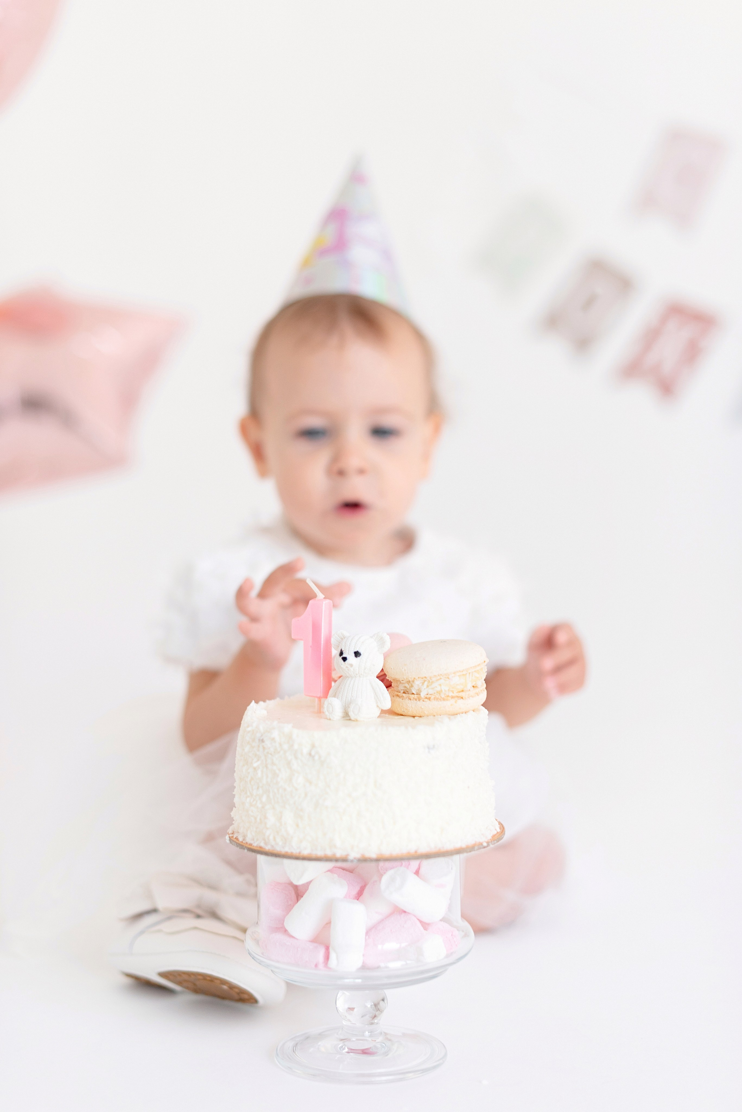 Фотосессия дня рождения ребенка в фотостудии, торт, воздушные шары, мыльные пузыри, профессиональные детские фотографии в Сургуте и Нефтеюганске.