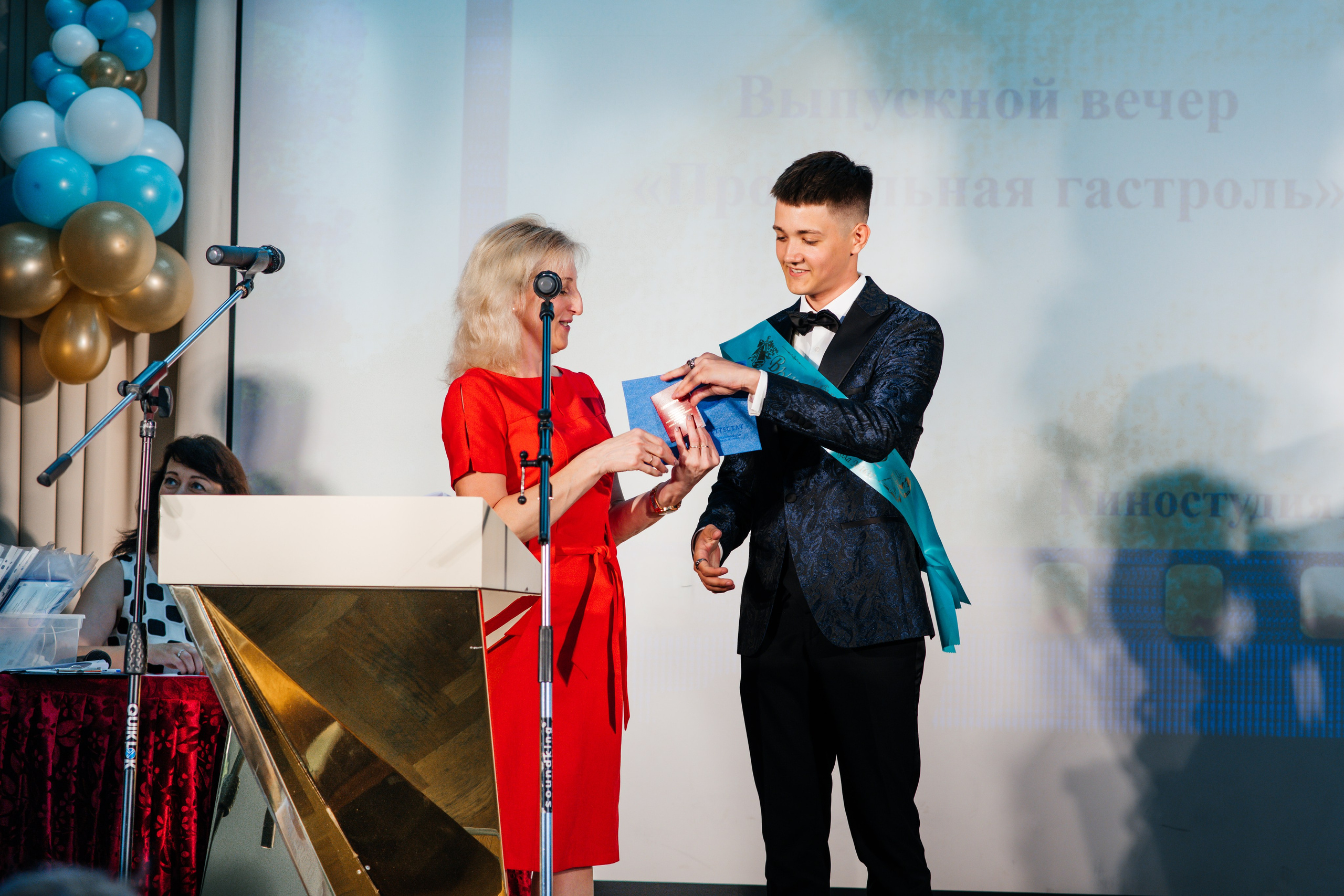 Вручение аттестатов. Выпускные альбомы в Подольске Москве и МО