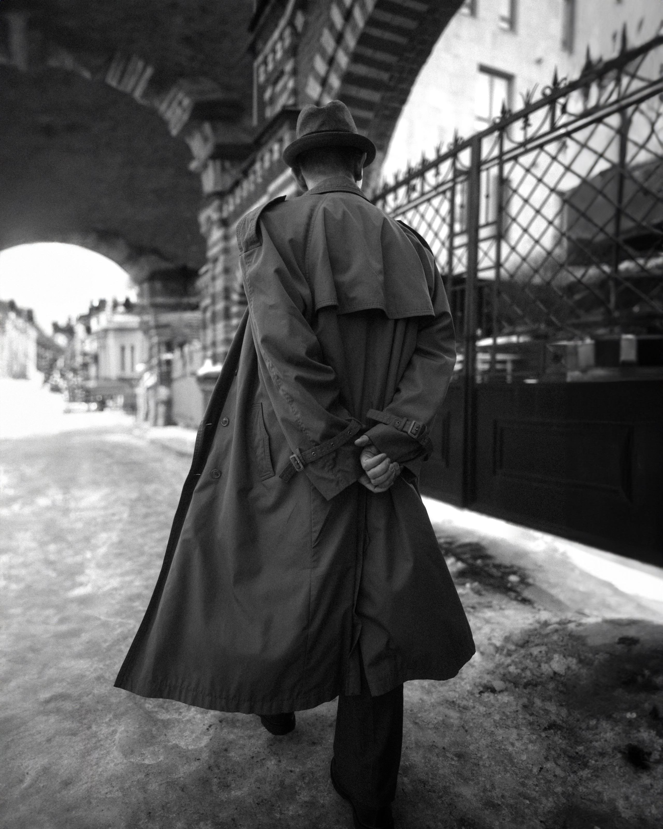 Мужская прогулочная фотосесся с&nbsp;Эриком в&nbsp;стиле фильма Оппенгеймер