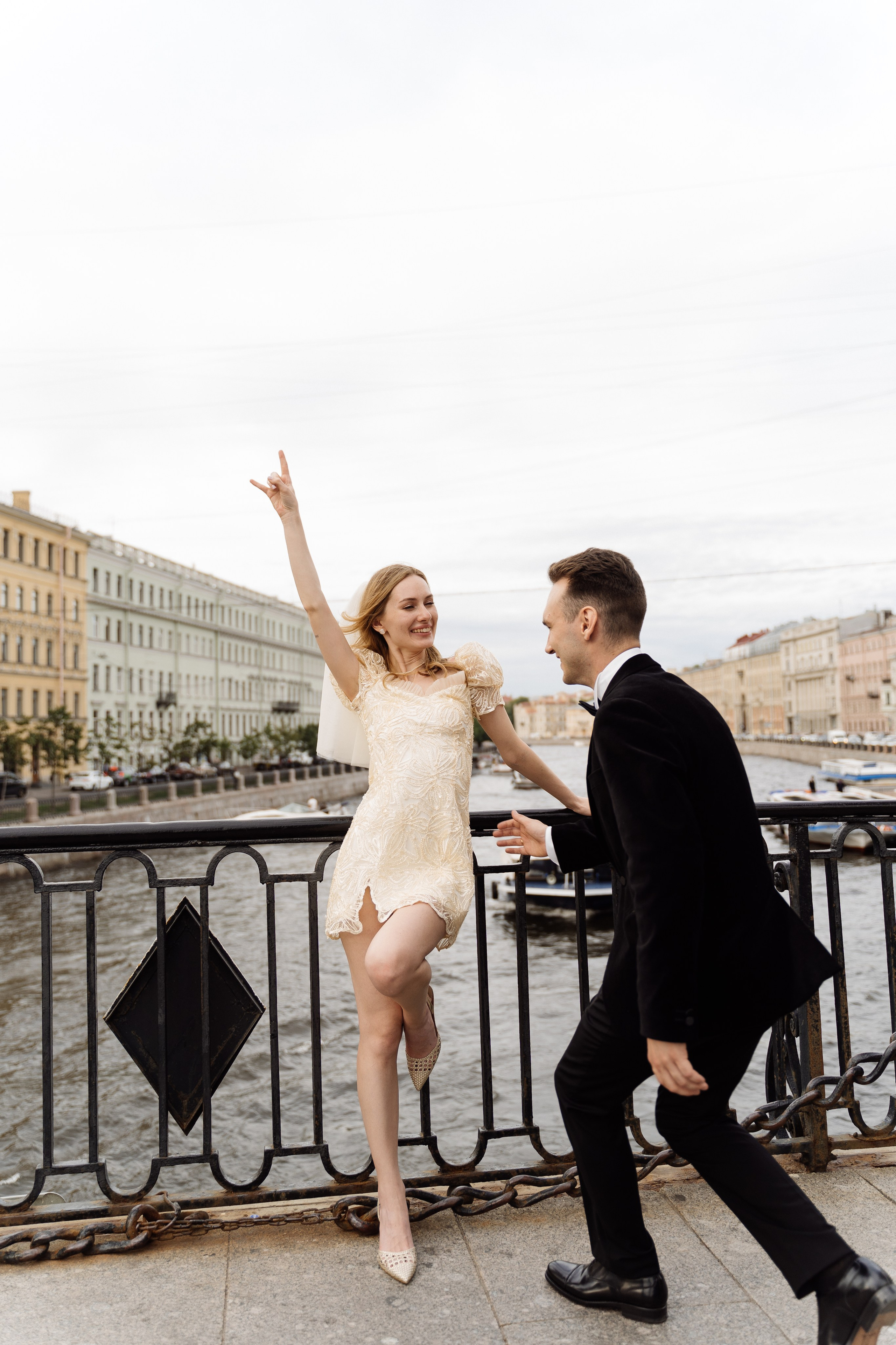 Камерная свадьба на фонтанке в сезонах. Свадебный фотограф организатор в Санкт-Петербурге Ассоль Опарина