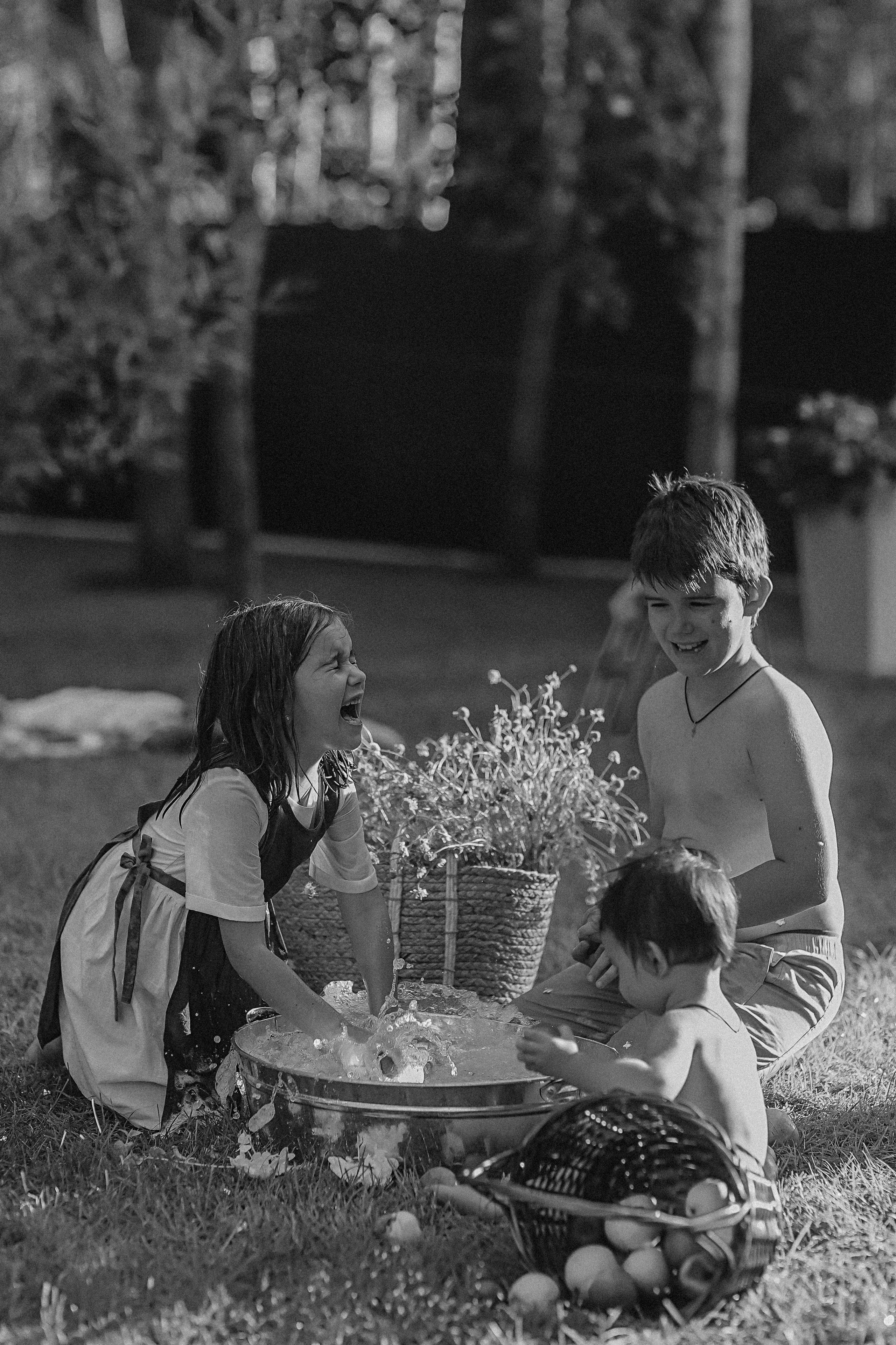 Стирка у дома. Семейный фотограф Тюмень, фотограф на роды Салмина Мария
