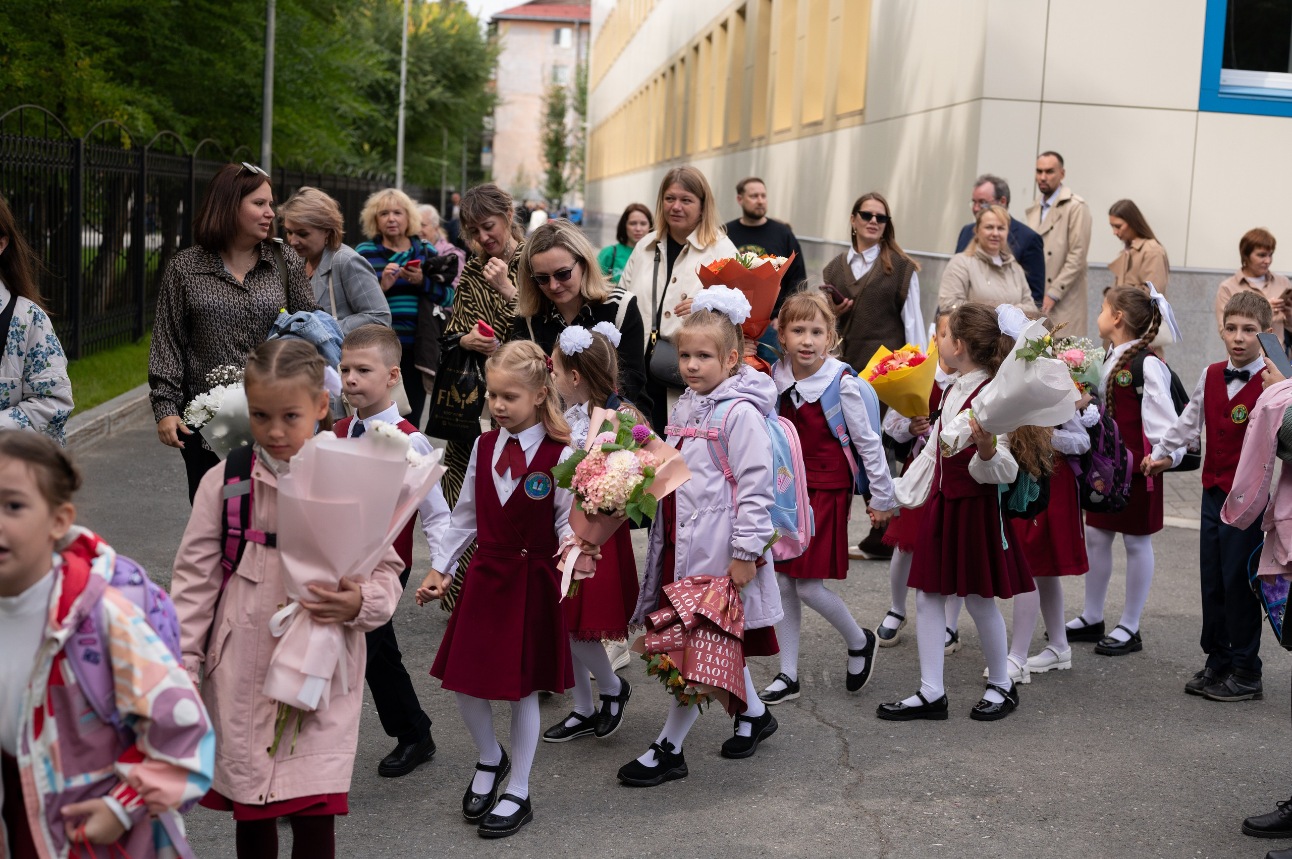 1 сентября 16 гимназия 2 класс (линейка + в классе+ на улице). Фотограф новорожденных, семейный детский в Тюмени Татьяна Морозова