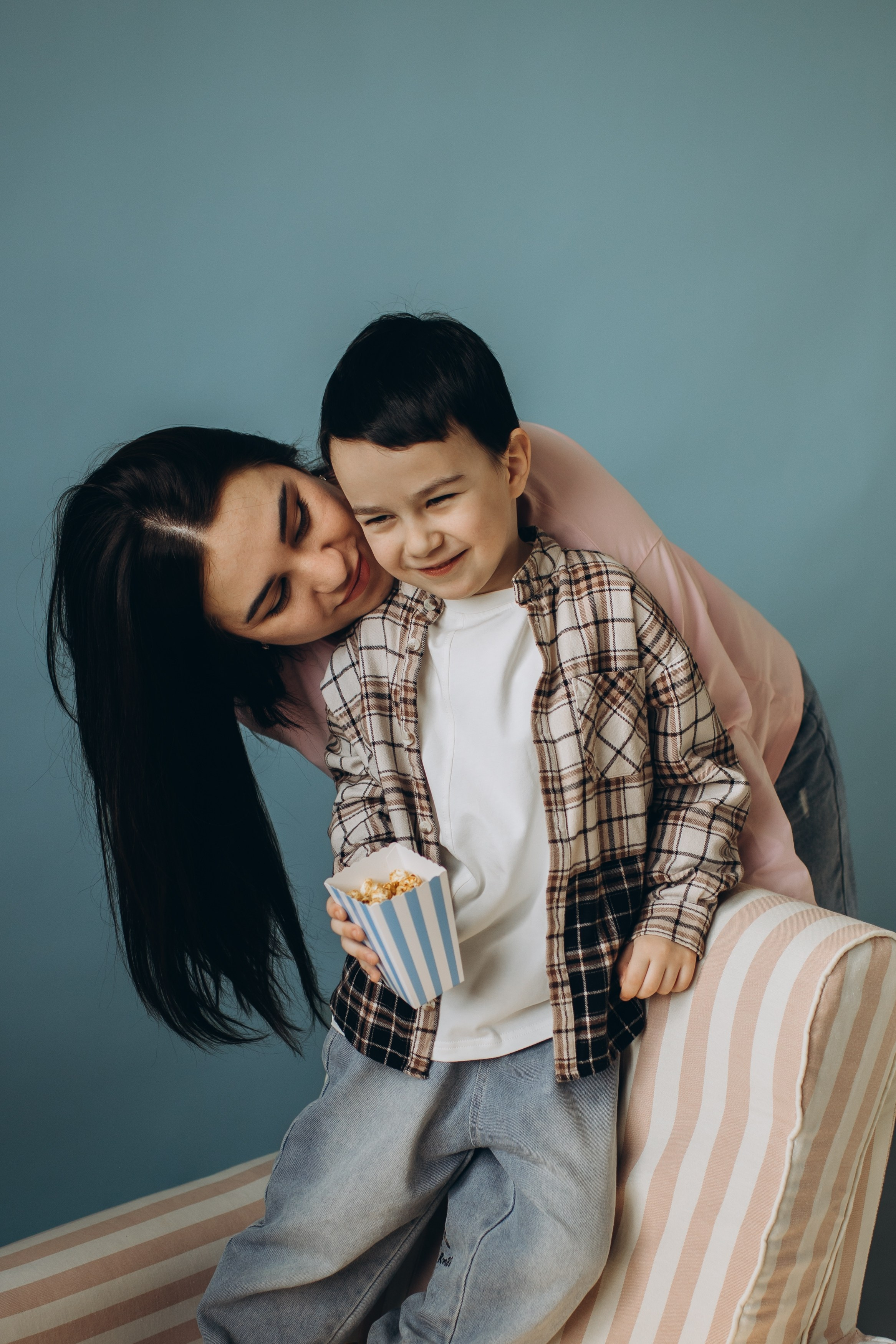 Фотосессия с попкорном фотосессия мама и сын. Фотограф Владимир Москва