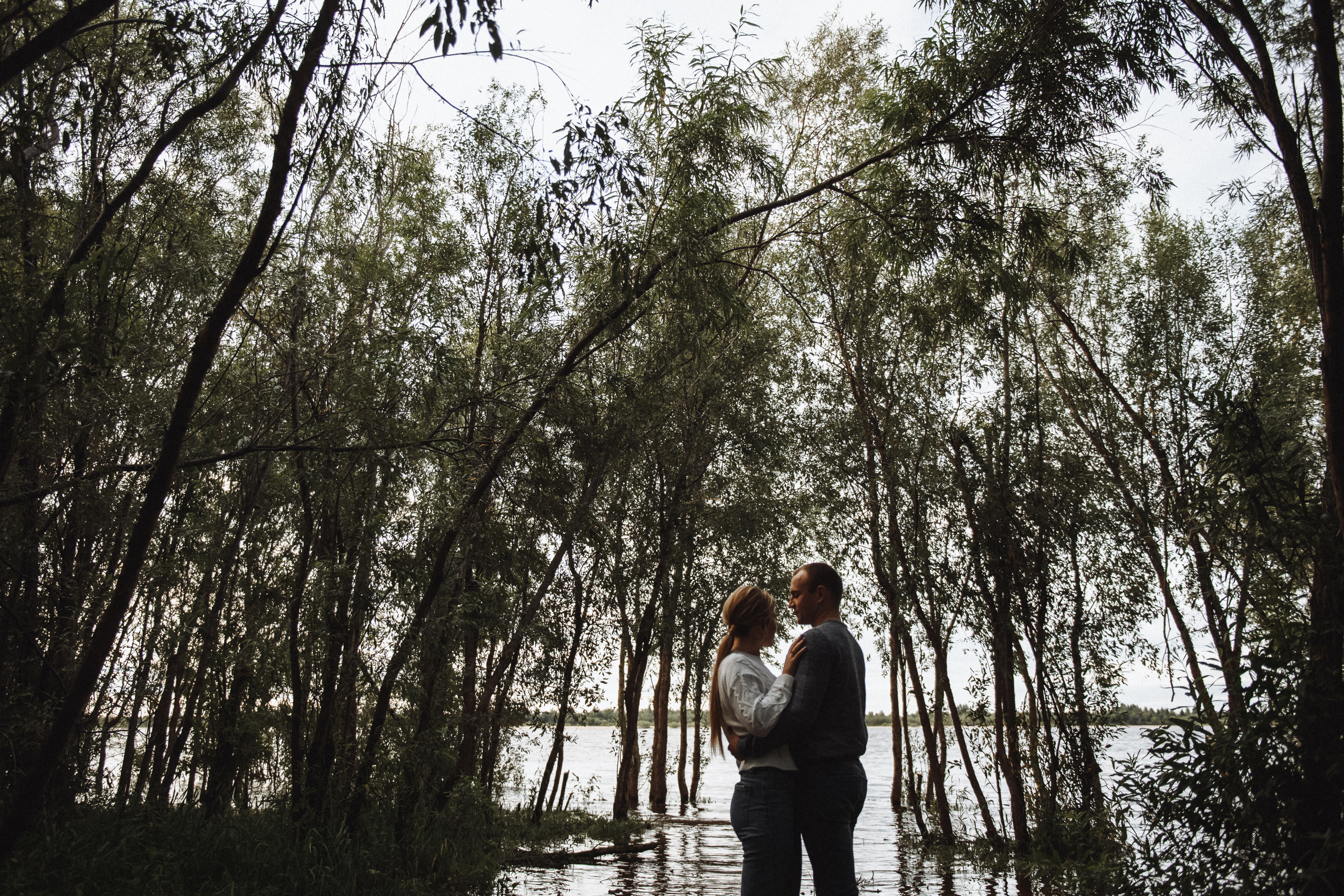 Чувственная фотосессия в лесу. Свадебный и семейный фотограф в Котласе Никита Попов