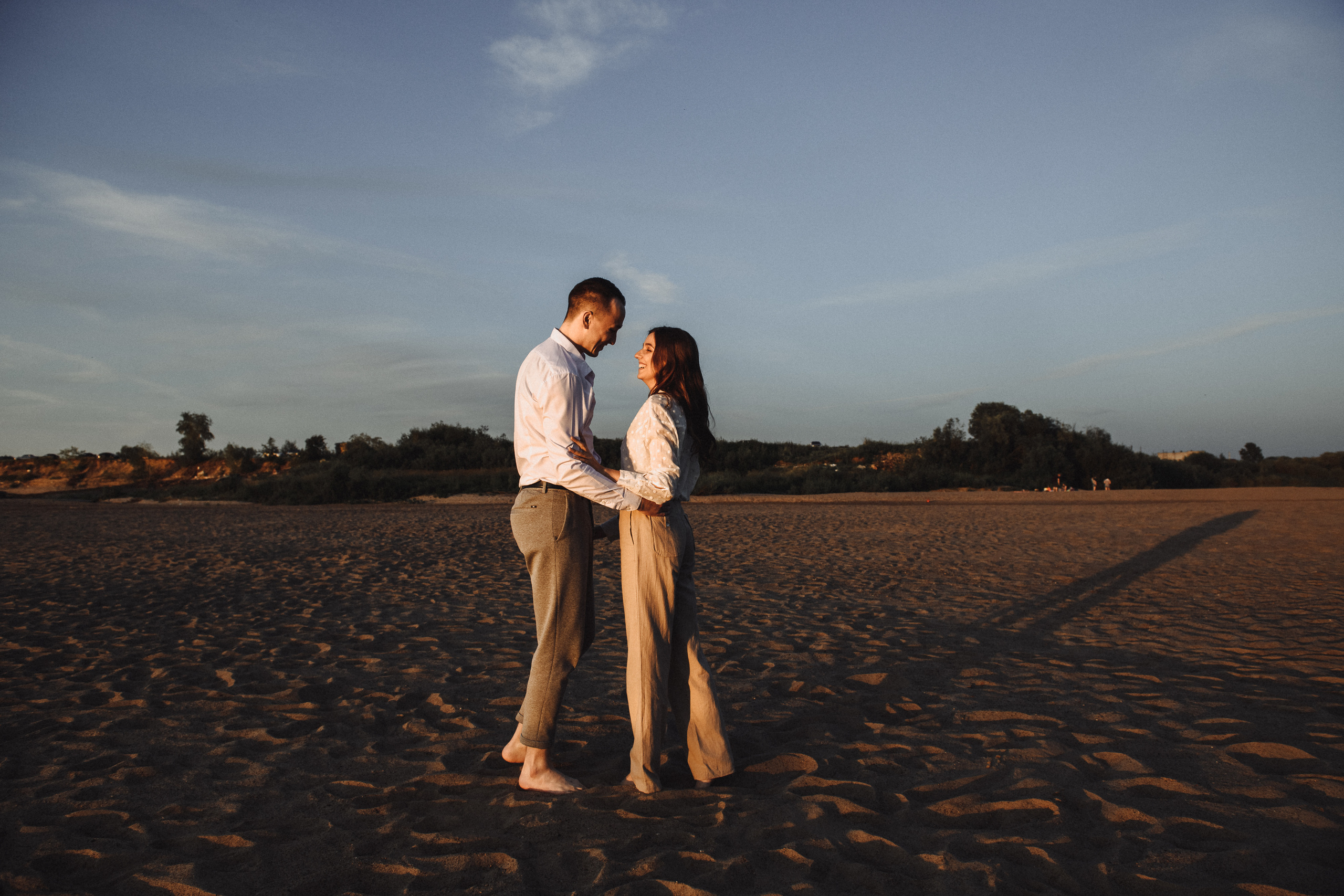 Прогулка по пляжу на закате. Свадебный и семейный фотограф в Котласе Никита Попов