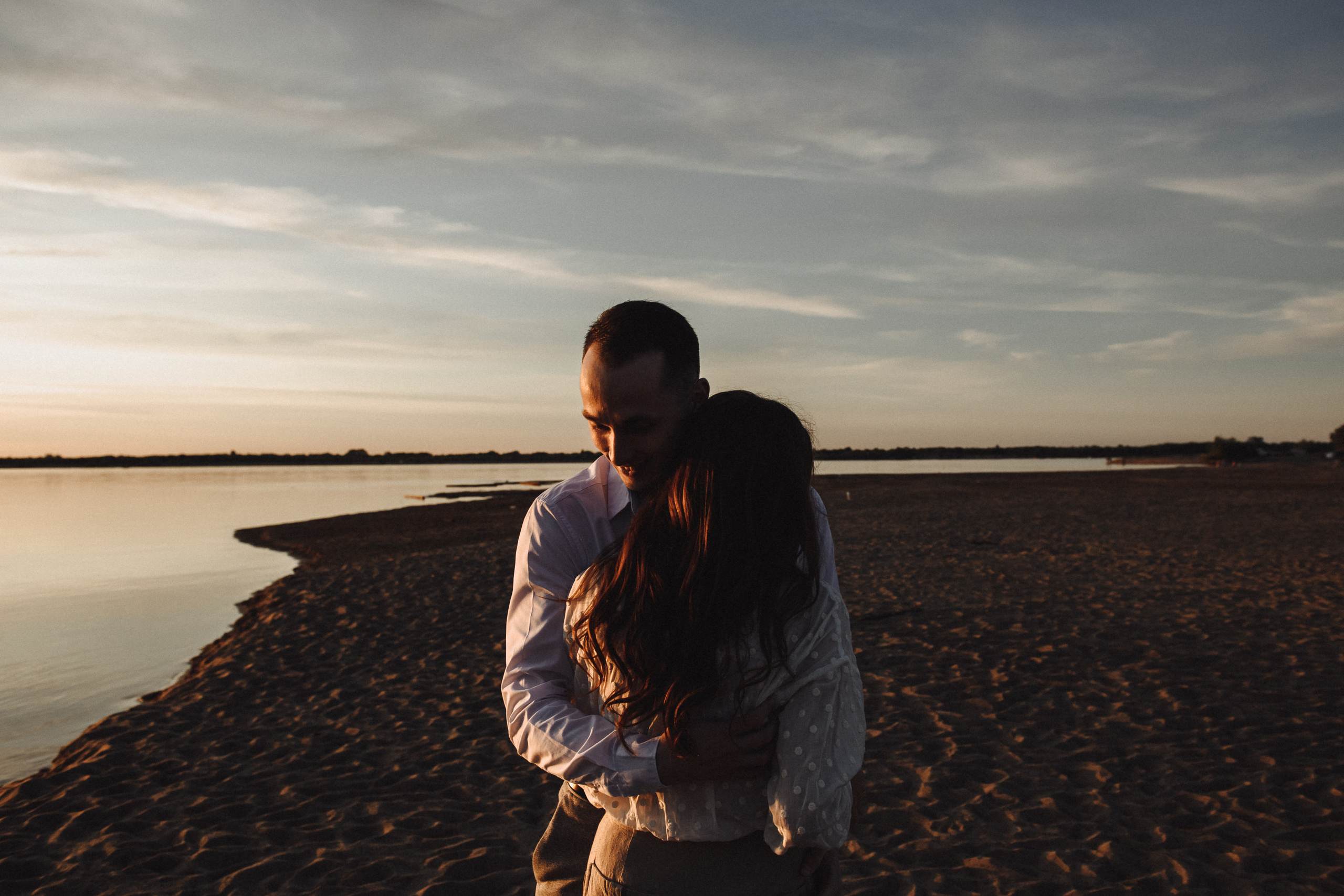 Прогулка по пляжу на закате. Свадебный и семейный фотограф в Котласе Никита Попов