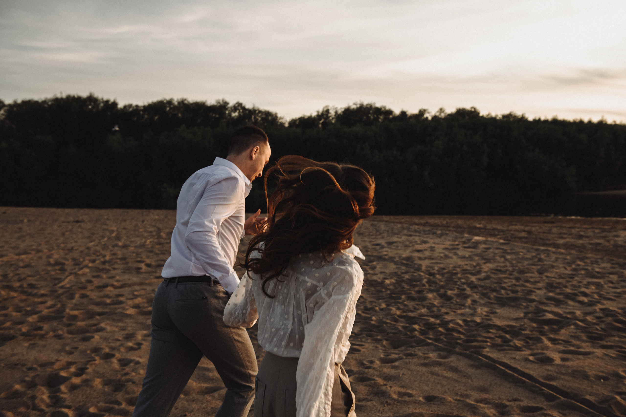 Прогулка по пляжу на закате. Свадебный и семейный фотограф в Котласе Никита Попов