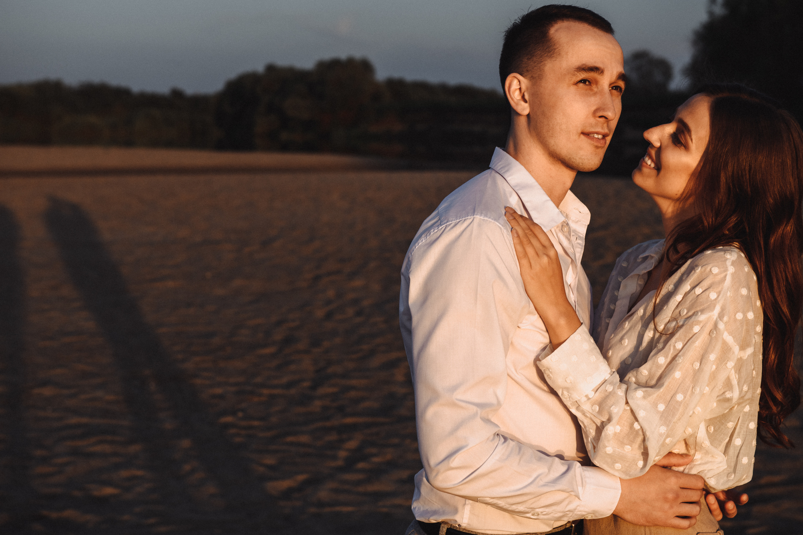 Прогулка по пляжу на закате. Свадебный и семейный фотограф в Котласе Никита Попов