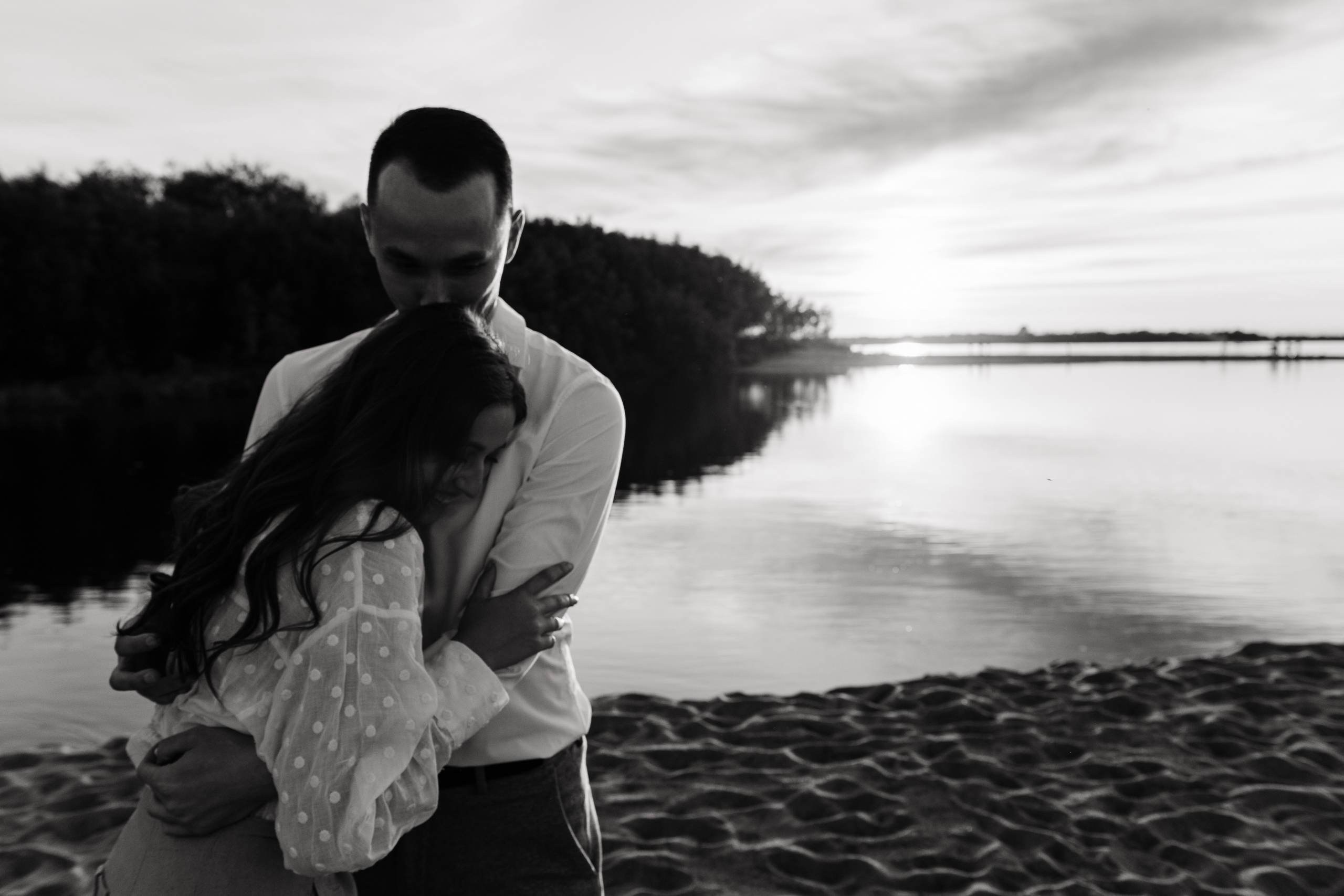 Прогулка по пляжу на закате. Свадебный и семейный фотограф в Котласе Никита Попов