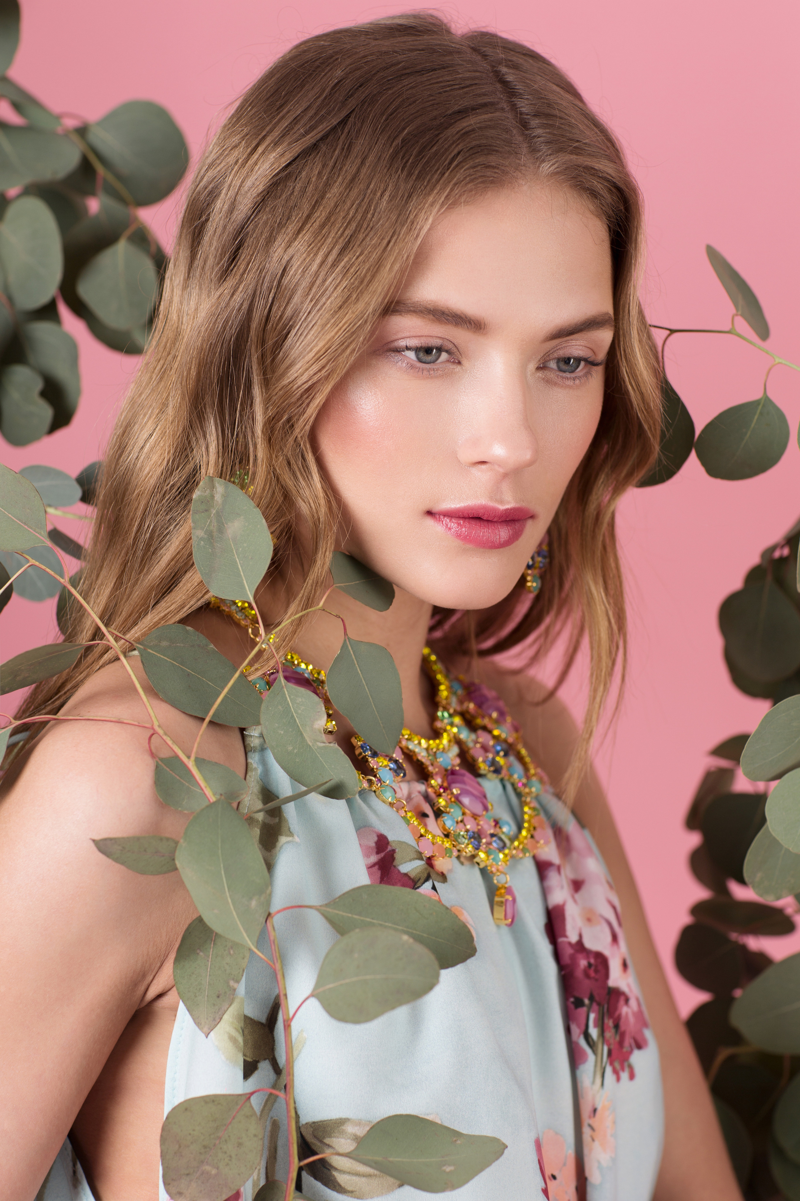 Фотосъемка с моделью винтажных украшений ручной работы с кристаллами