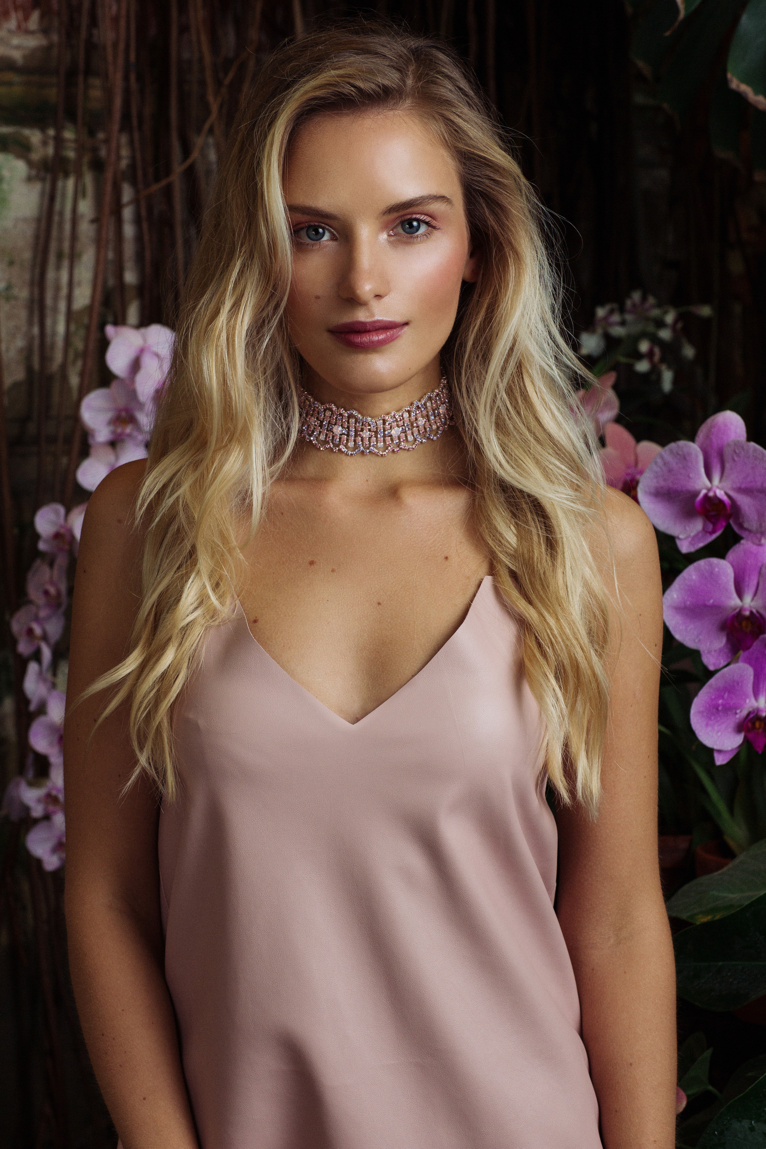 Модельная съемка винтажных украшений ручной работы с кристаллами