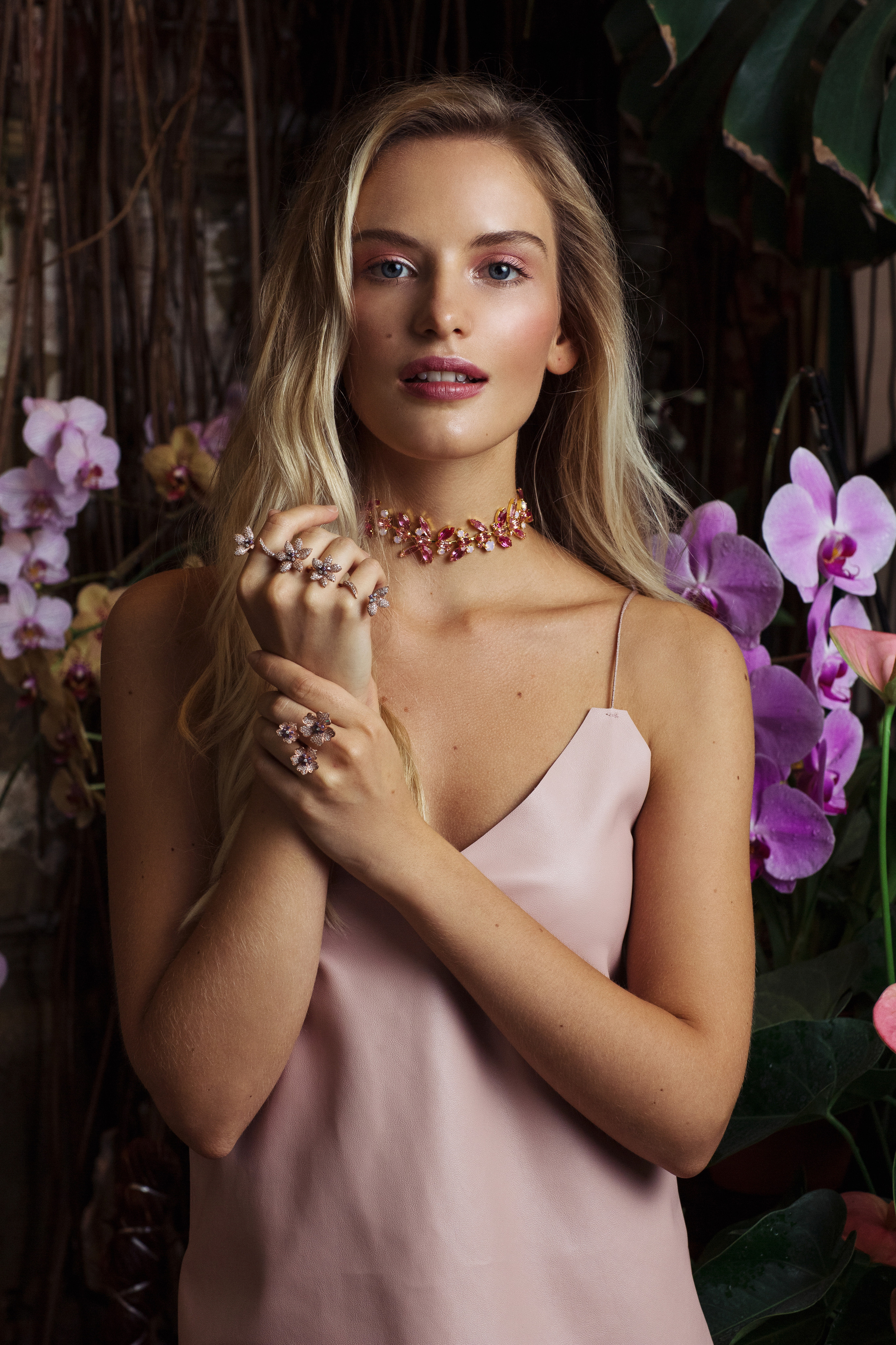 Модельная съемка винтажных украшений ручной работы с кристаллами