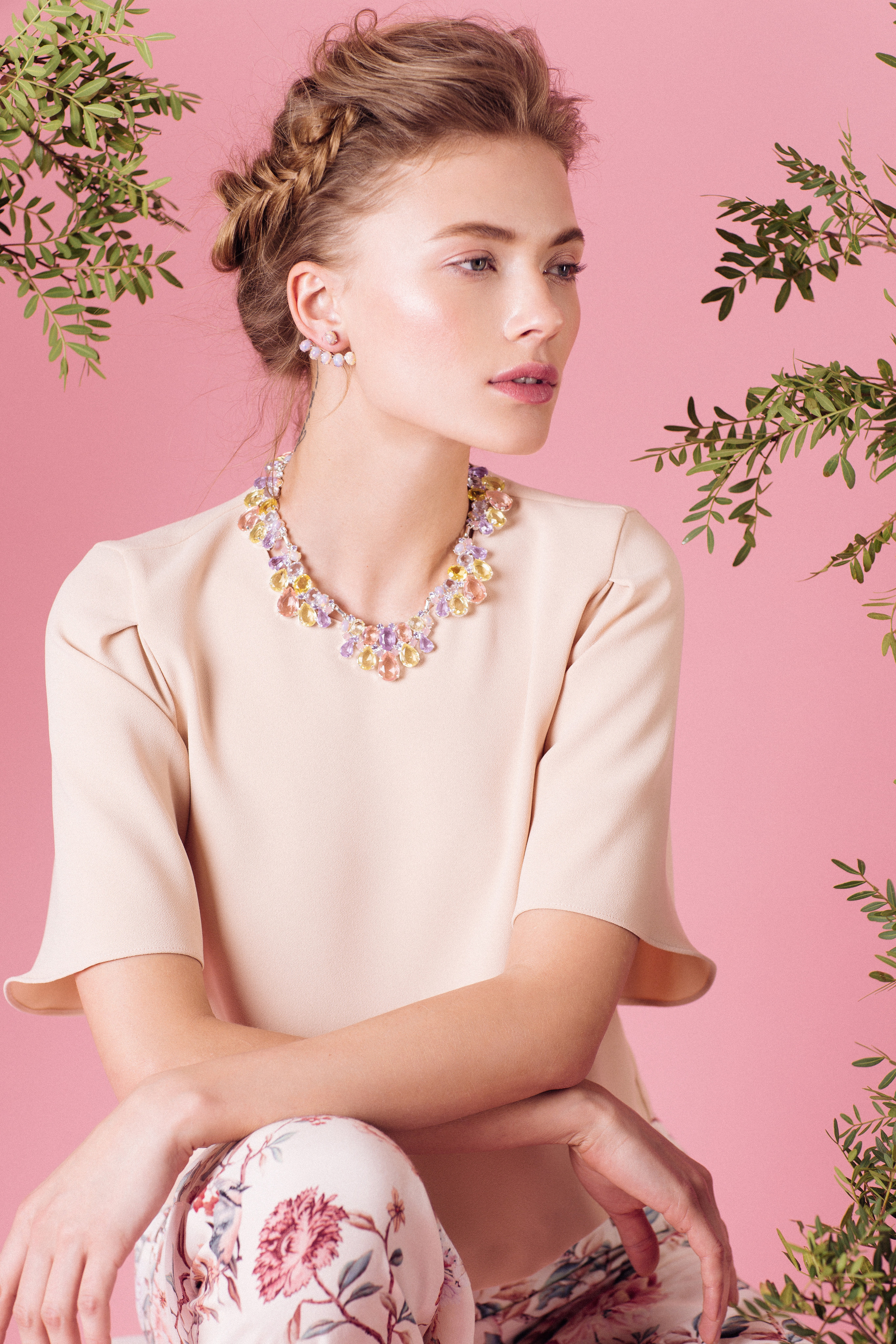 Фотосъемка с моделью винтажных украшений ручной работы с кристаллами