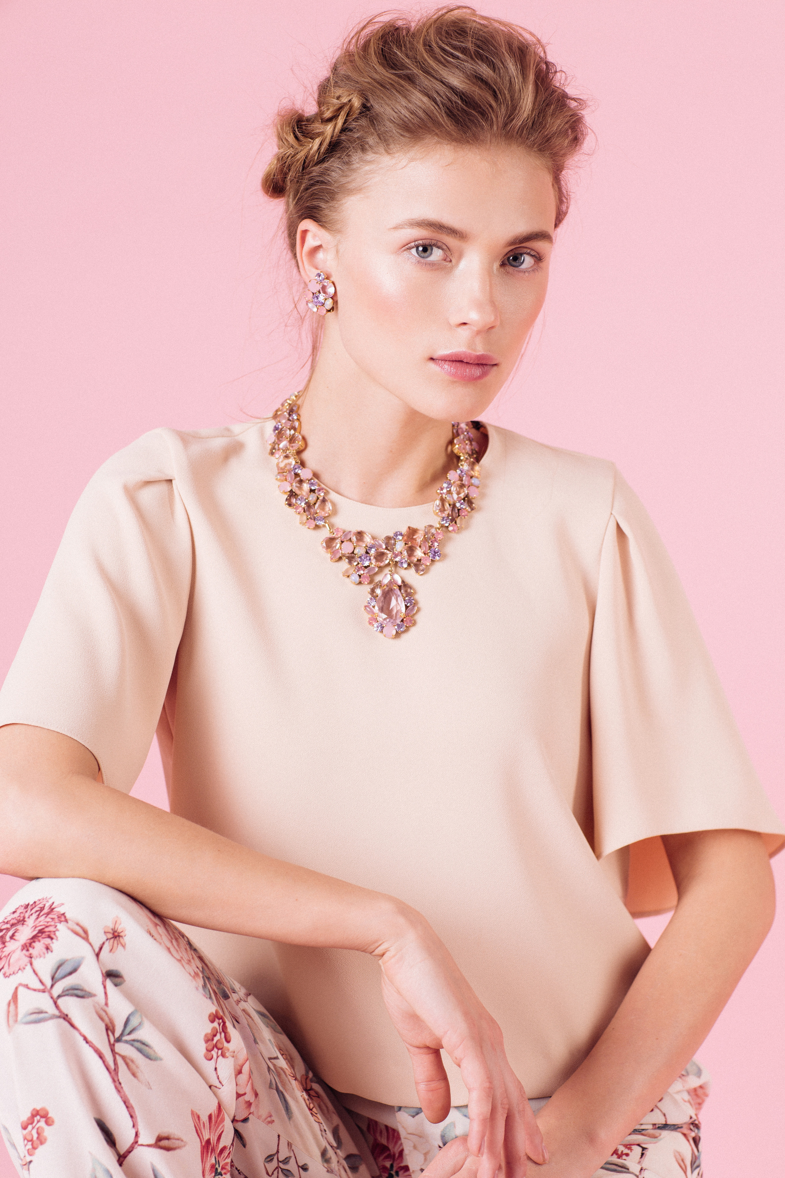 Фотосъемка с моделью винтажных украшений ручной работы с кристаллами