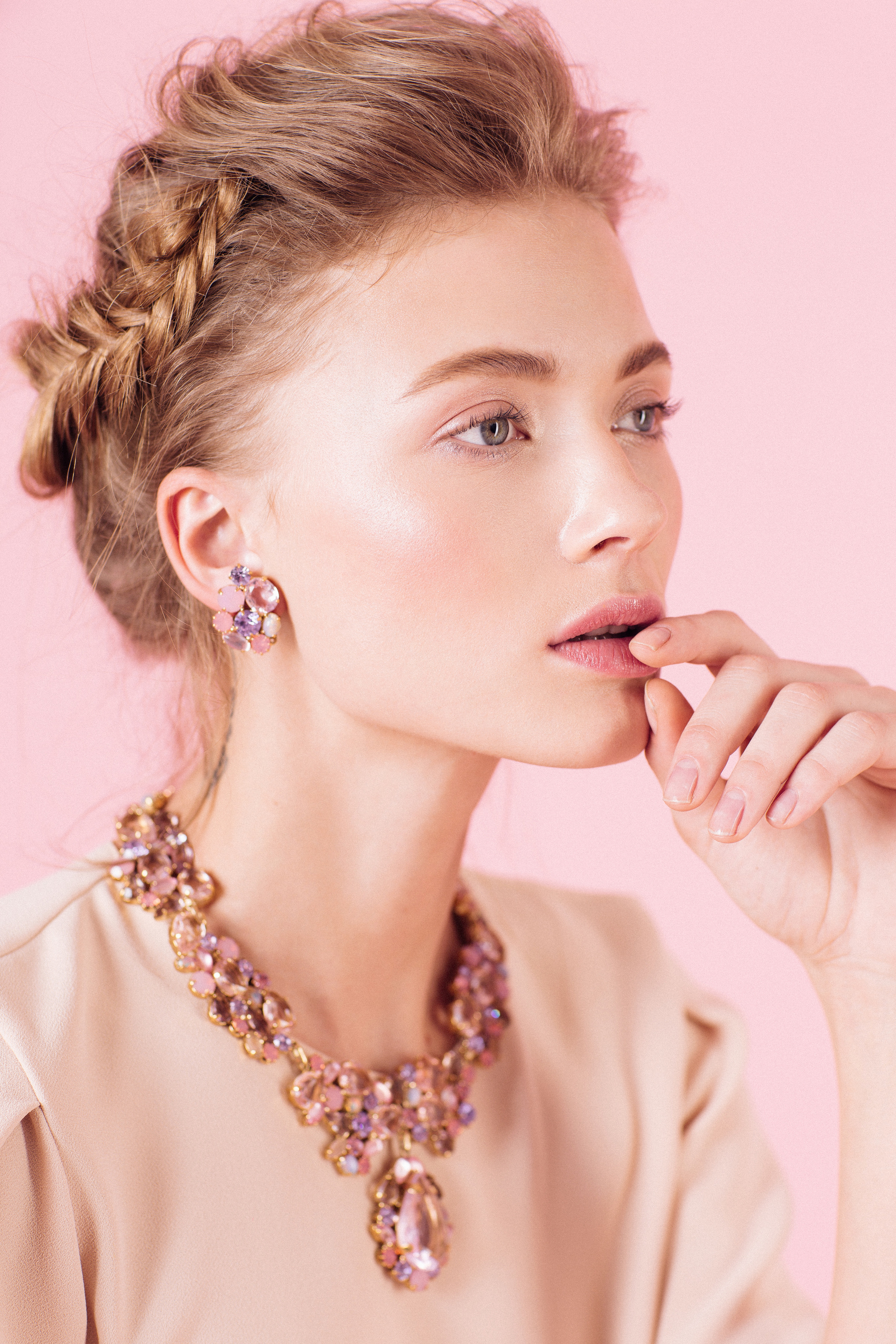 Фотосъемка с моделью винтажных украшений ручной работы с кристаллами