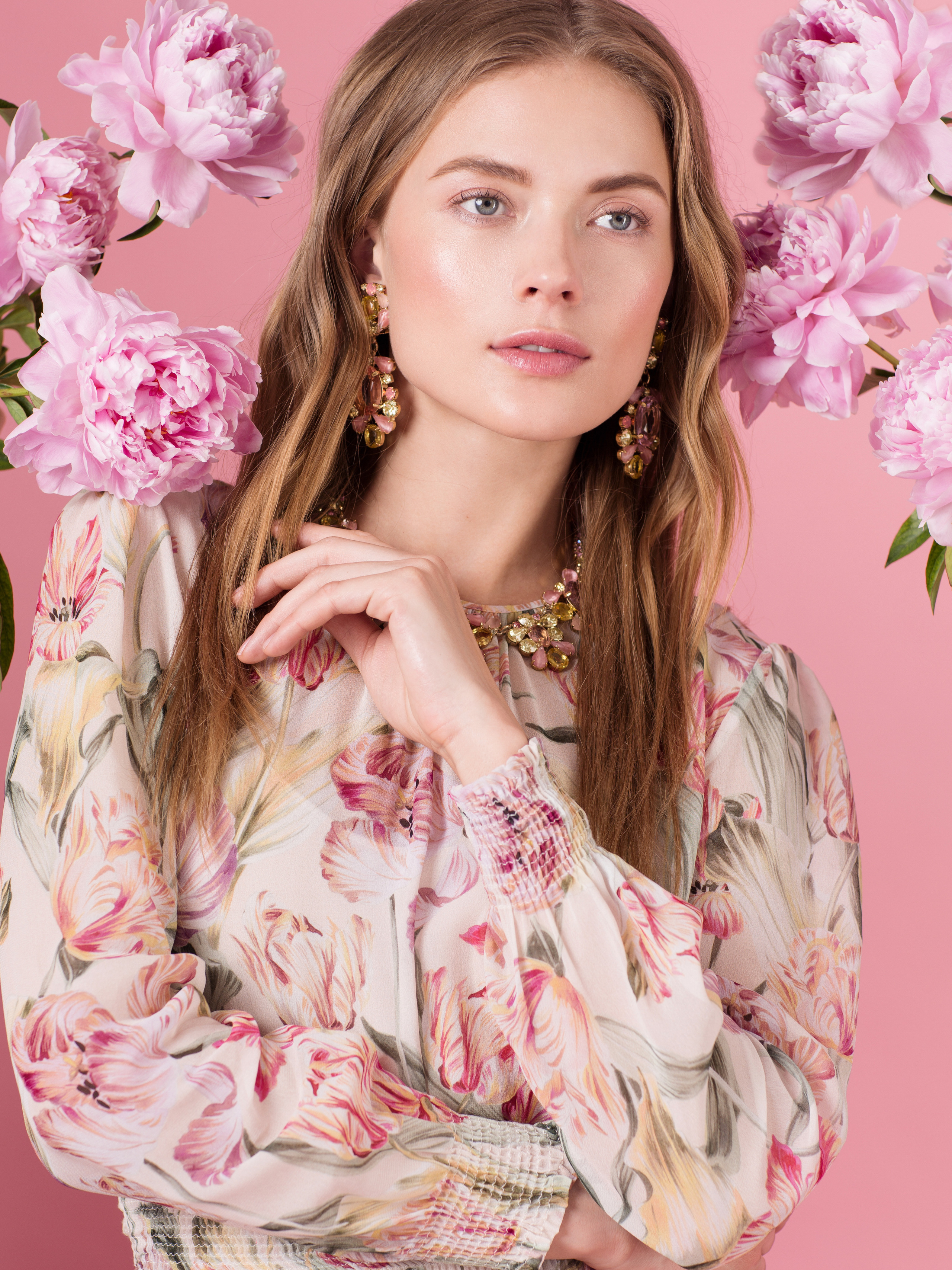 Фотосъемка с моделью винтажных украшений ручной работы с кристаллами