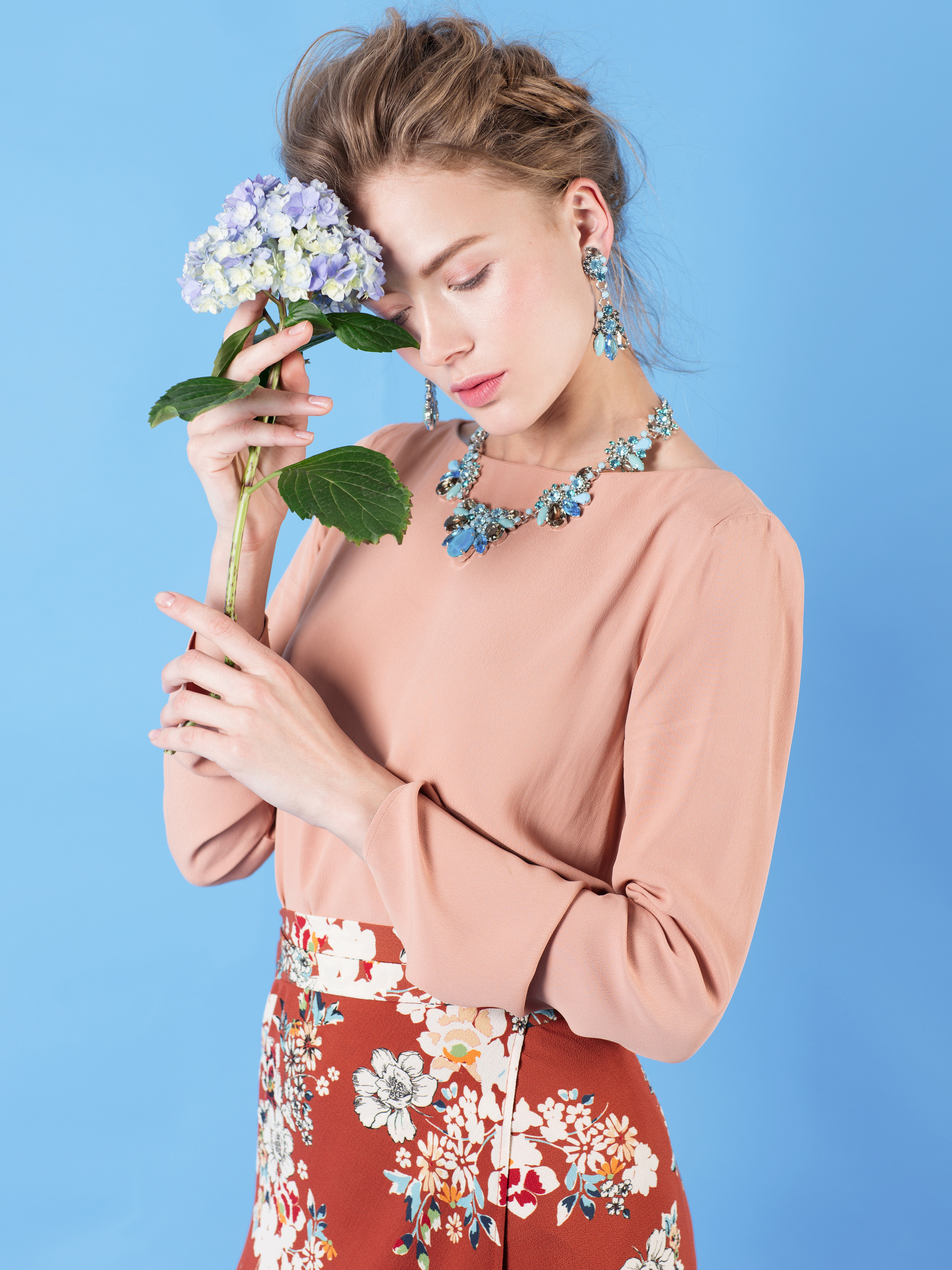 Фотосъемка с моделью винтажных украшений ручной работы с кристаллами