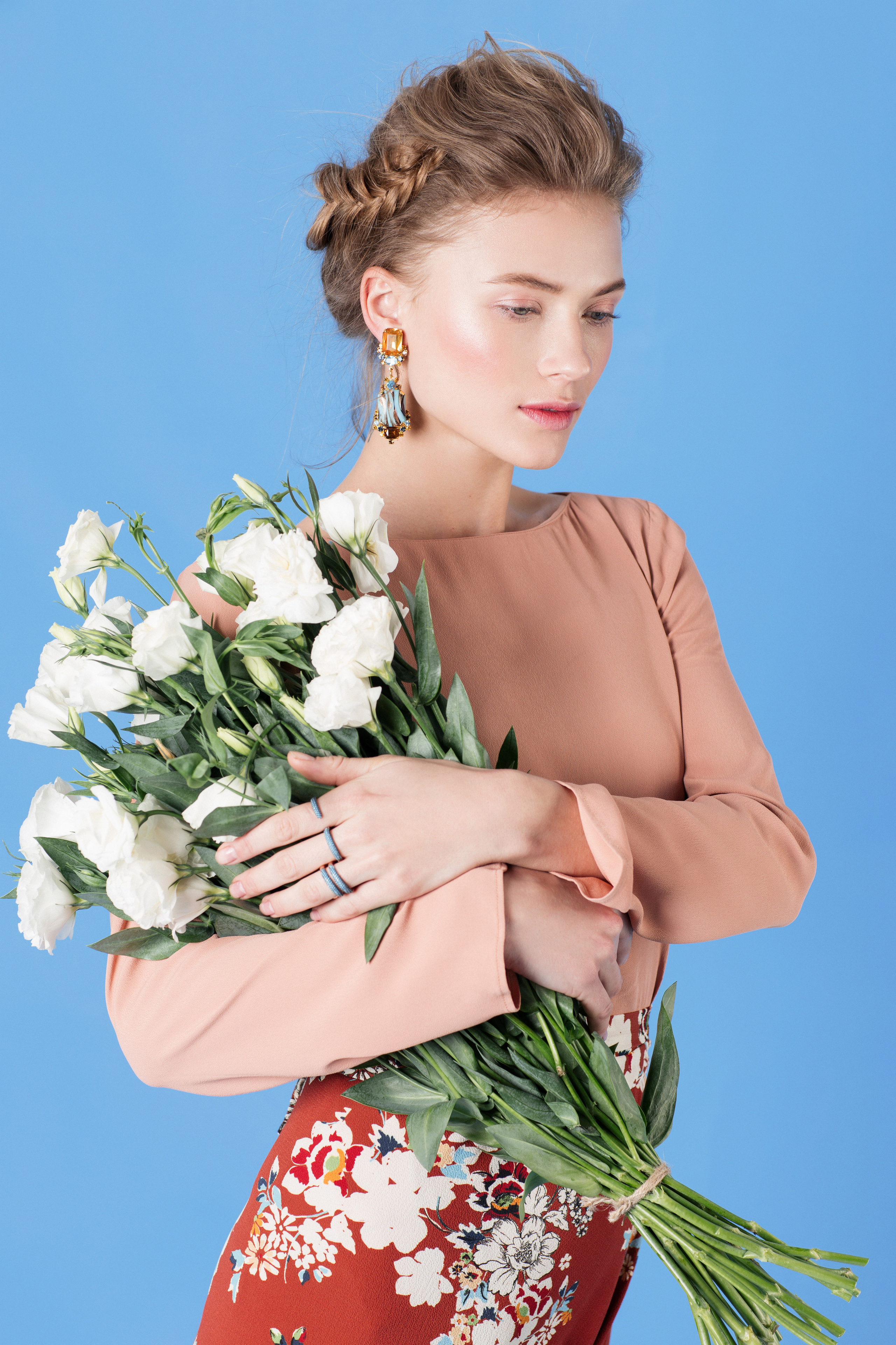 Фотосъемка с моделью винтажных украшений ручной работы с кристаллами