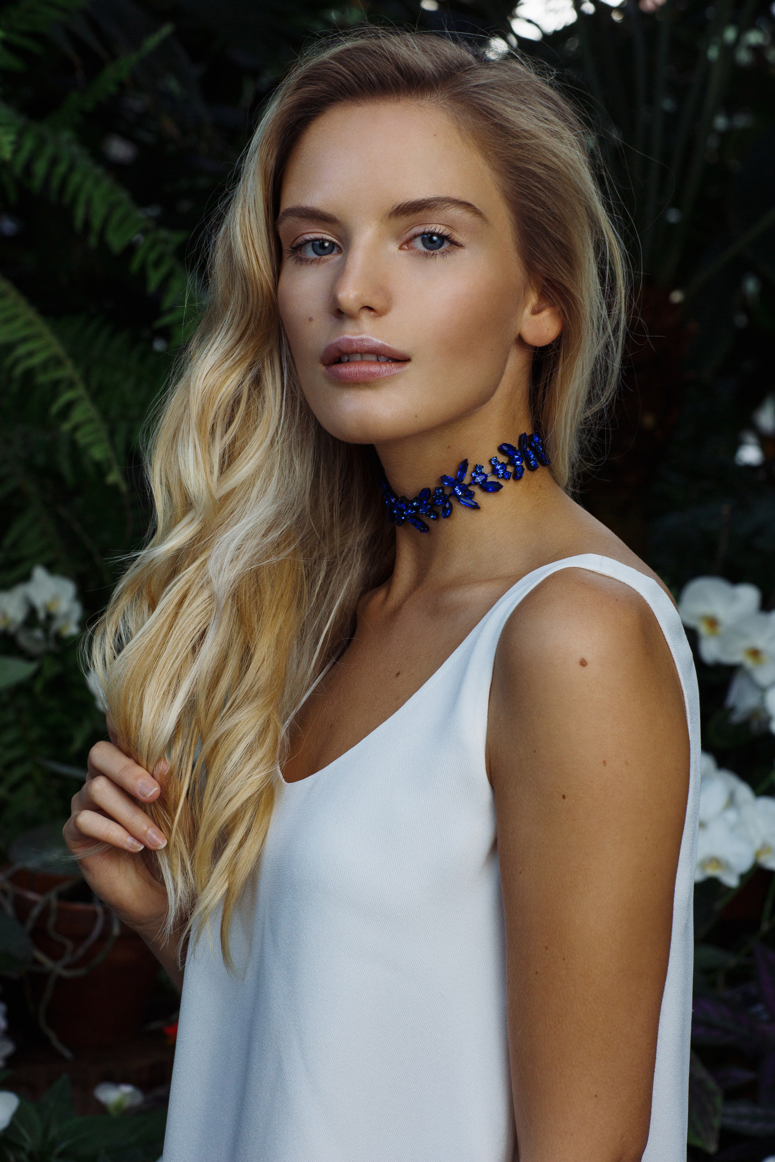 Модельная съемка винтажных украшений ручной работы с кристаллами