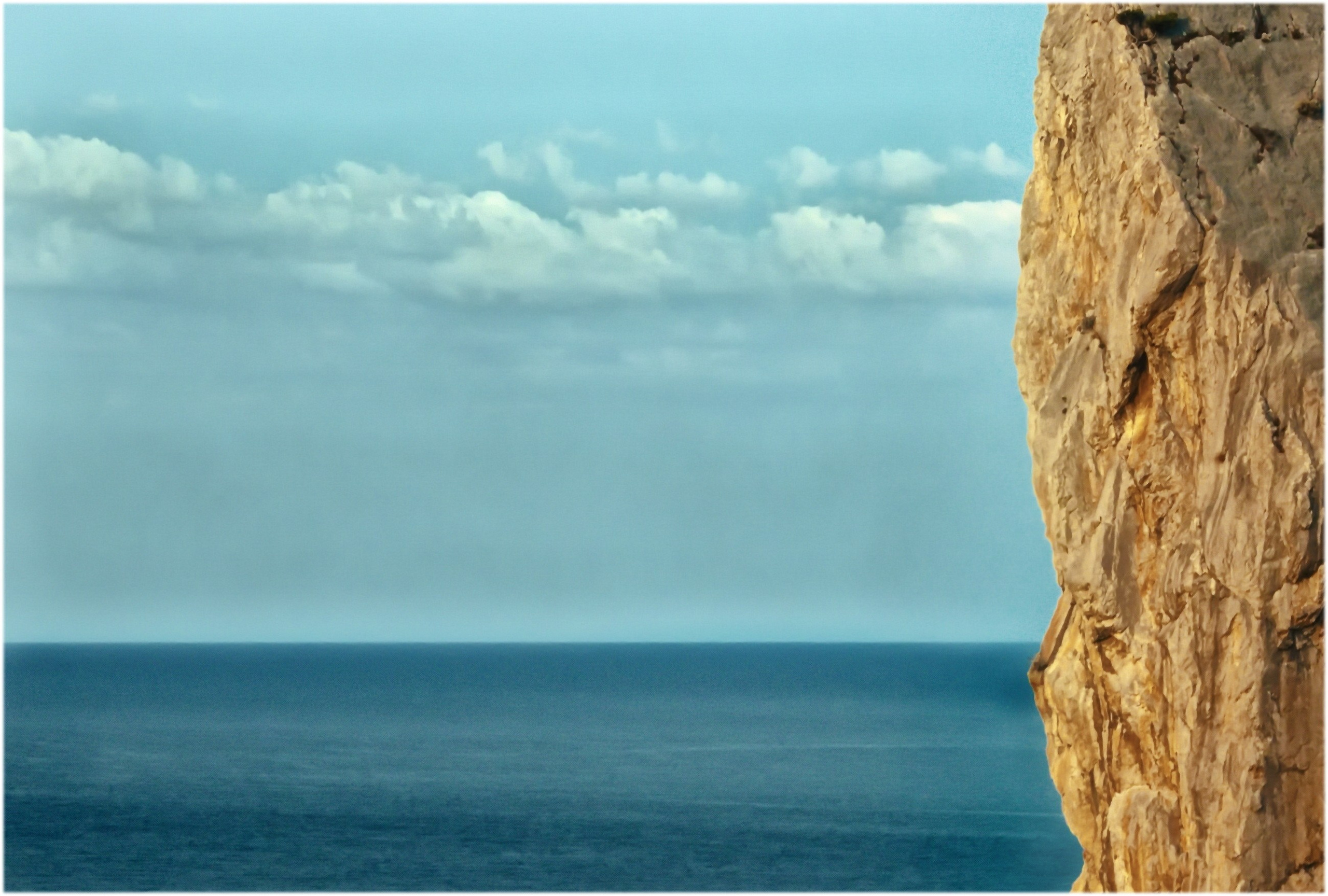 чёрное море.желтая гора