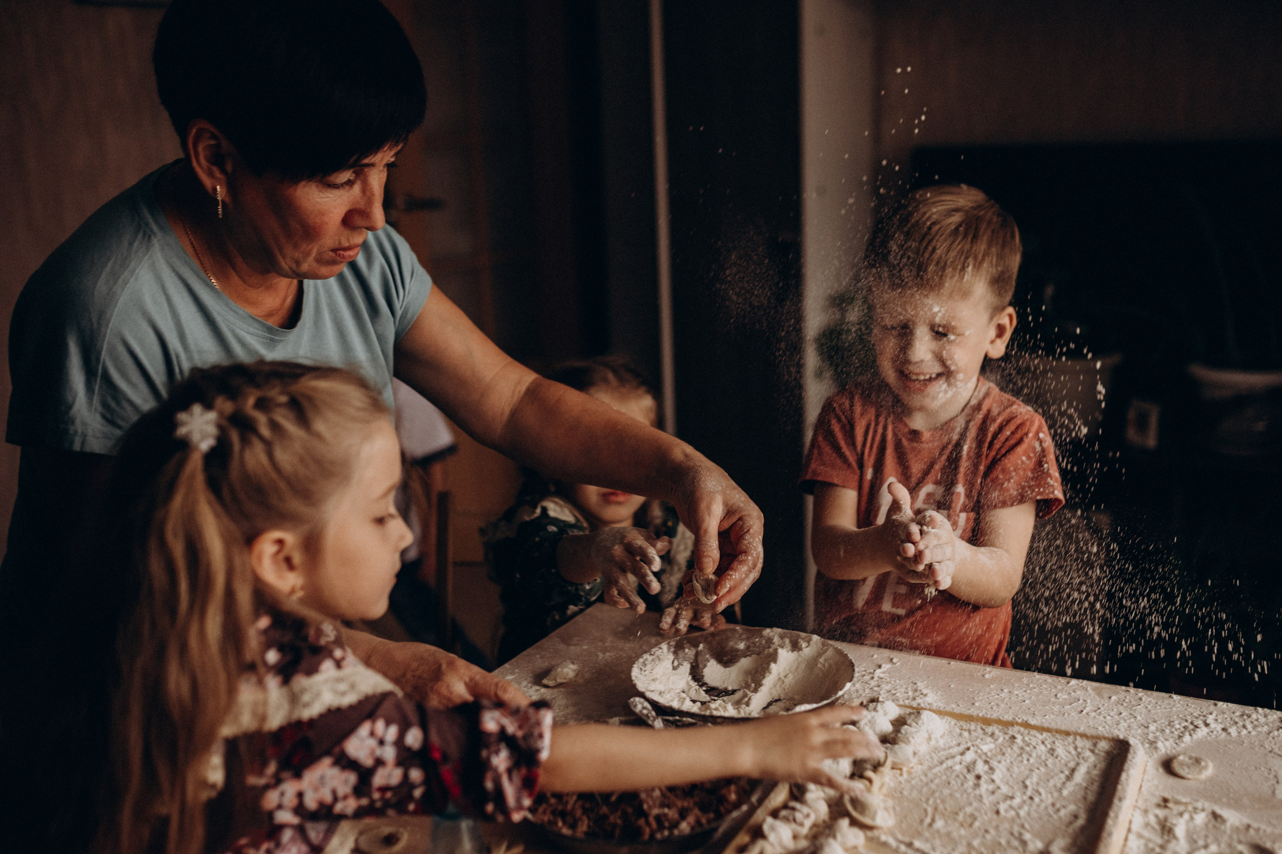 Бабушка с внуками. Семейный фотограф lifestyle в Новосибирске Елена Шпилевая