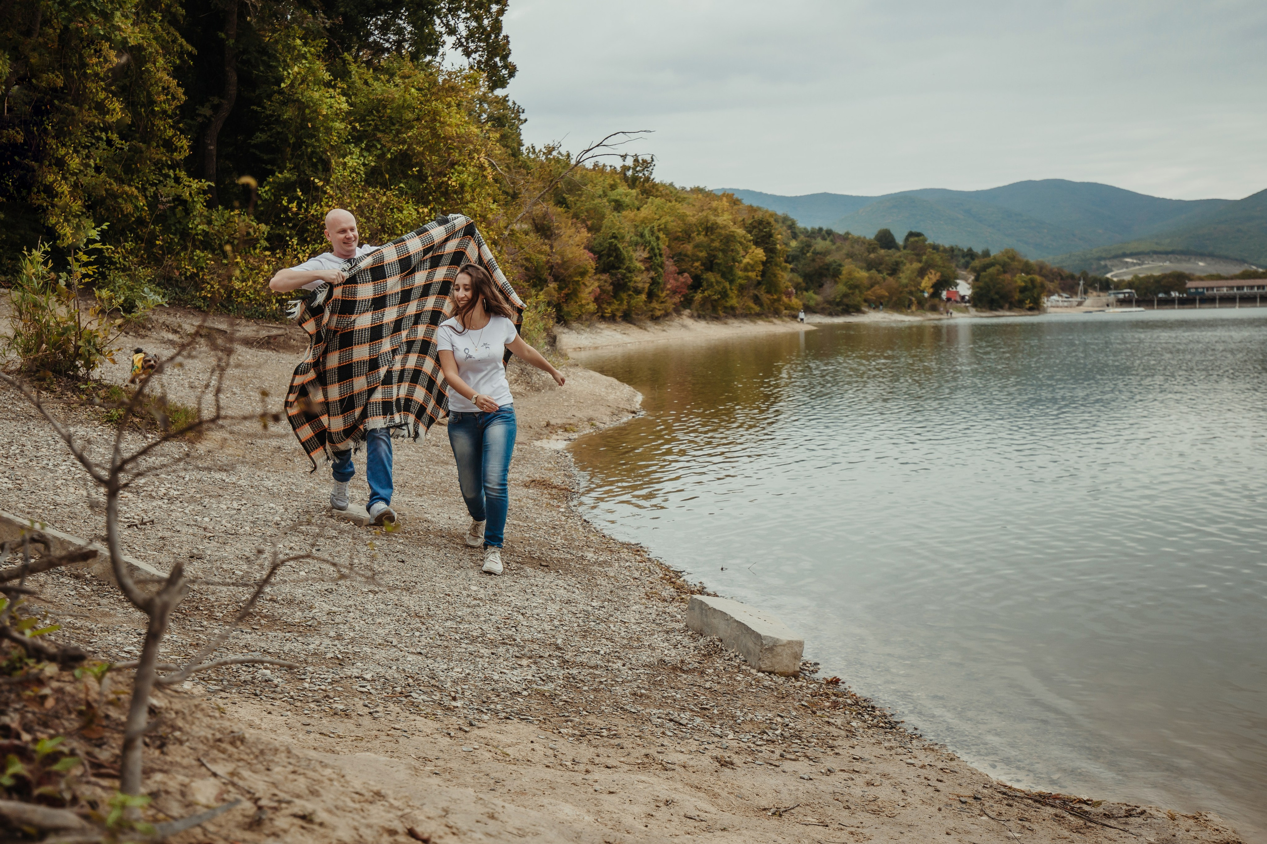 На озере. Фотограф Новороссийск