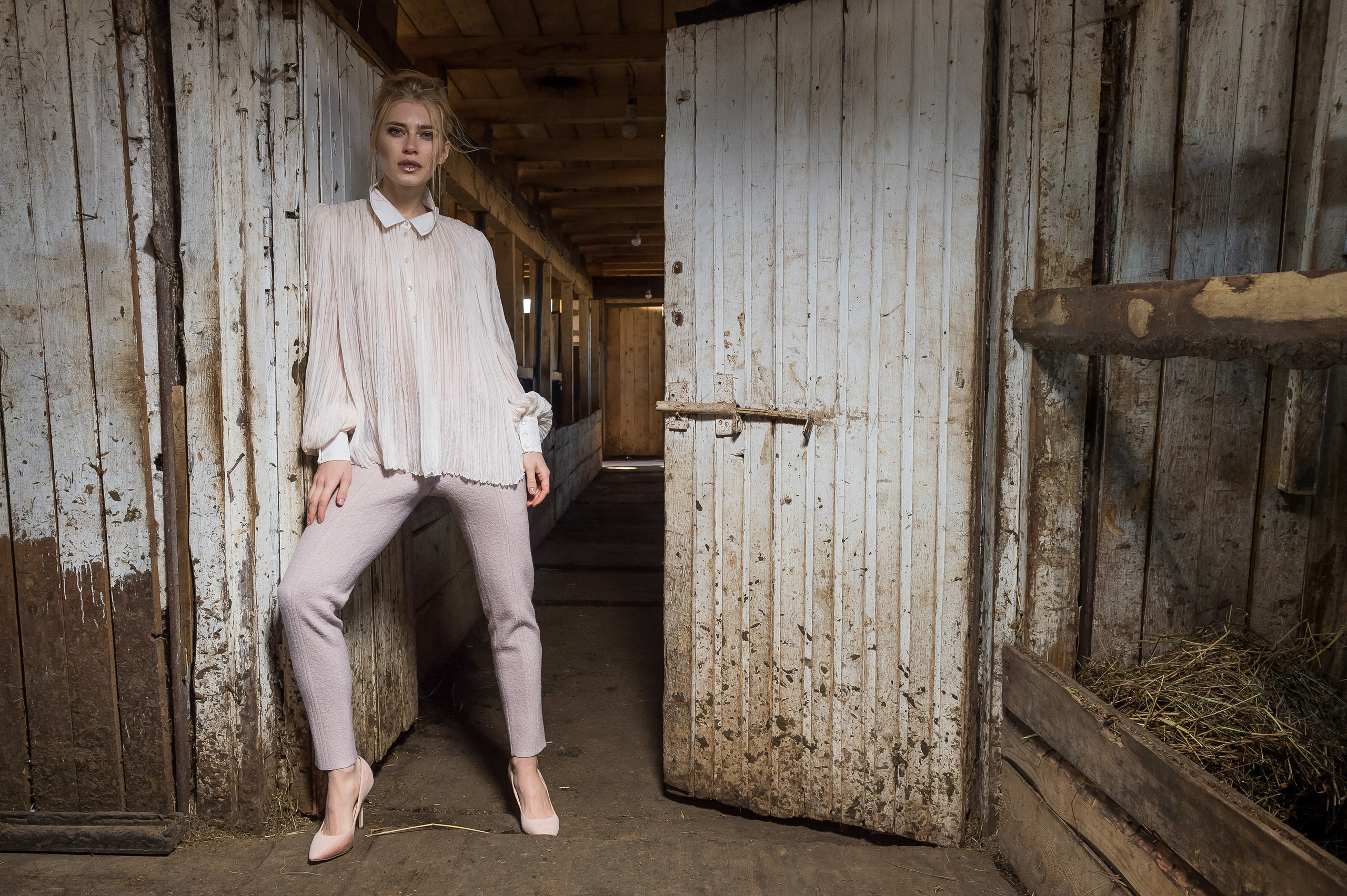 Jana Nedzvetskaya. Показ в коровнике. 2016. Дима Бабушкин. Фотограф. Подиум. Репортаж. Творчество. Дорого