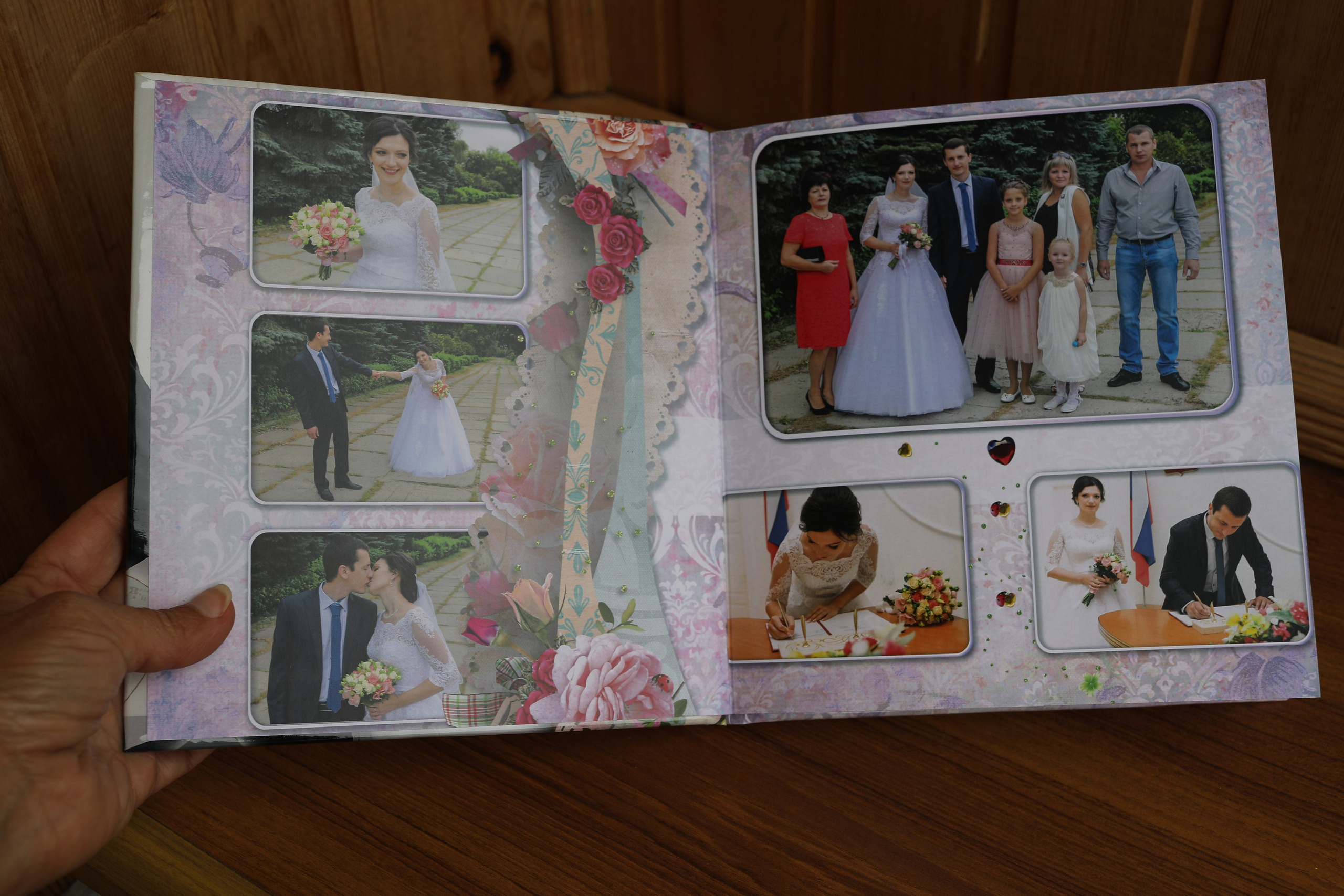 medlori fotobook Фотокниги в Липецке. Свадебная фотокнига «WEDDING DAY» Фотокнига постраничная (от 20 до 40 страниц), цена зависит от количества разворотов. Варианты фотокниг, созданные мной от фотосъёмки до дизайна. Цена: от 7500 руб за 10 разворотов. Обложка жёсткая, листы 350 мг. Фотограф Медведева Лариса.