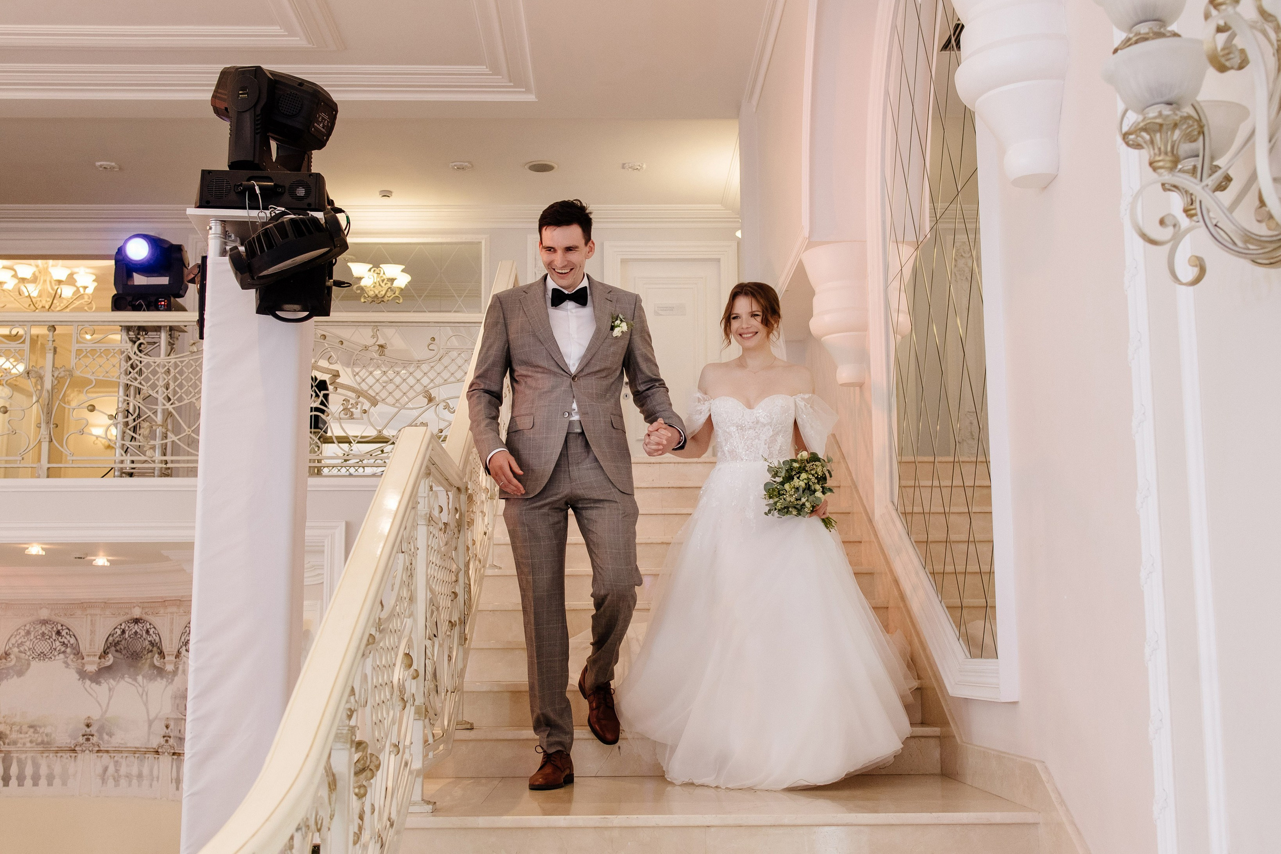 Свадебное утро в Hyatt Regency Хаятт Редженси, свадебная прогулка на Арме и банкет в О’Шалей. Свадебный и семейный фотограф Екатерина Иванова