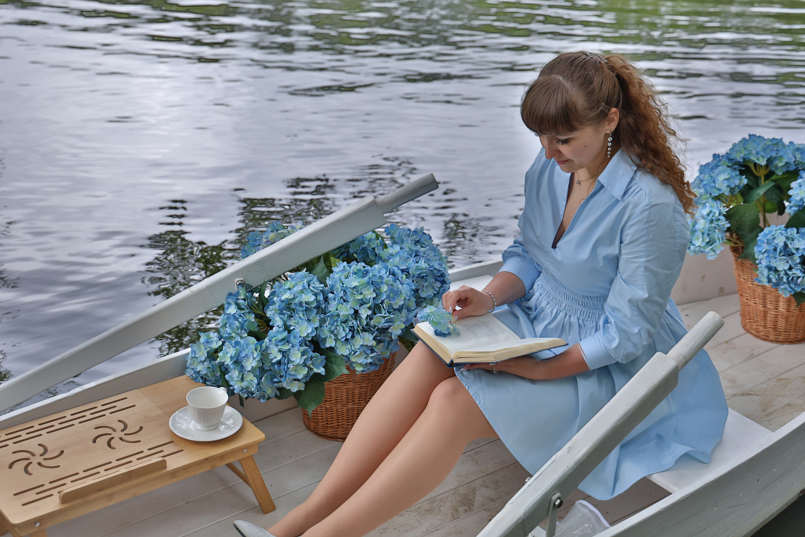 Фотосессия в лодке, лодка, озеро, платье, книга, шляпа, зонт, перчатки, весла, лето. Свадебный, семейный, женский и детский фотограф из Екатеринбурга