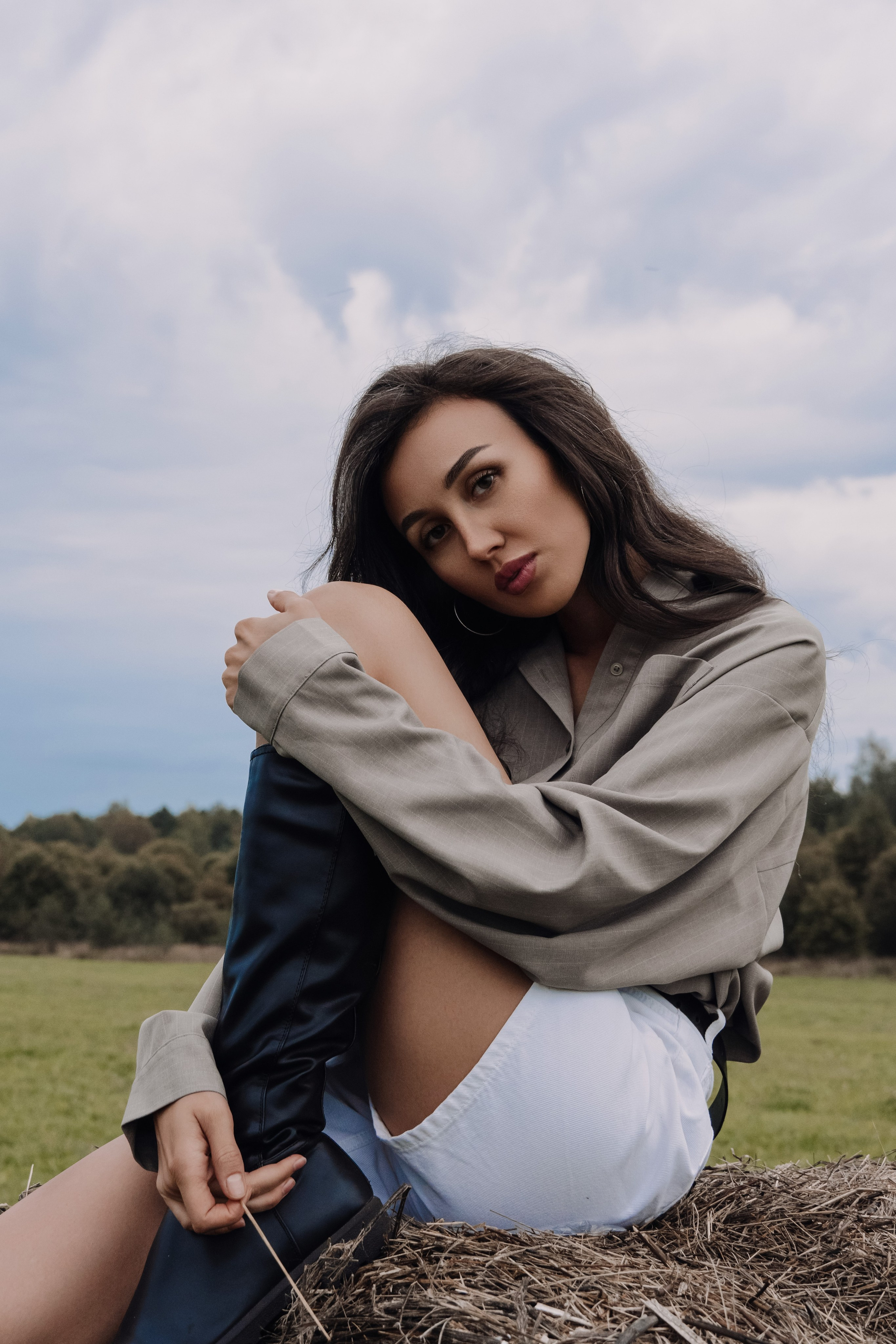 фотосессия в поле в сапогах