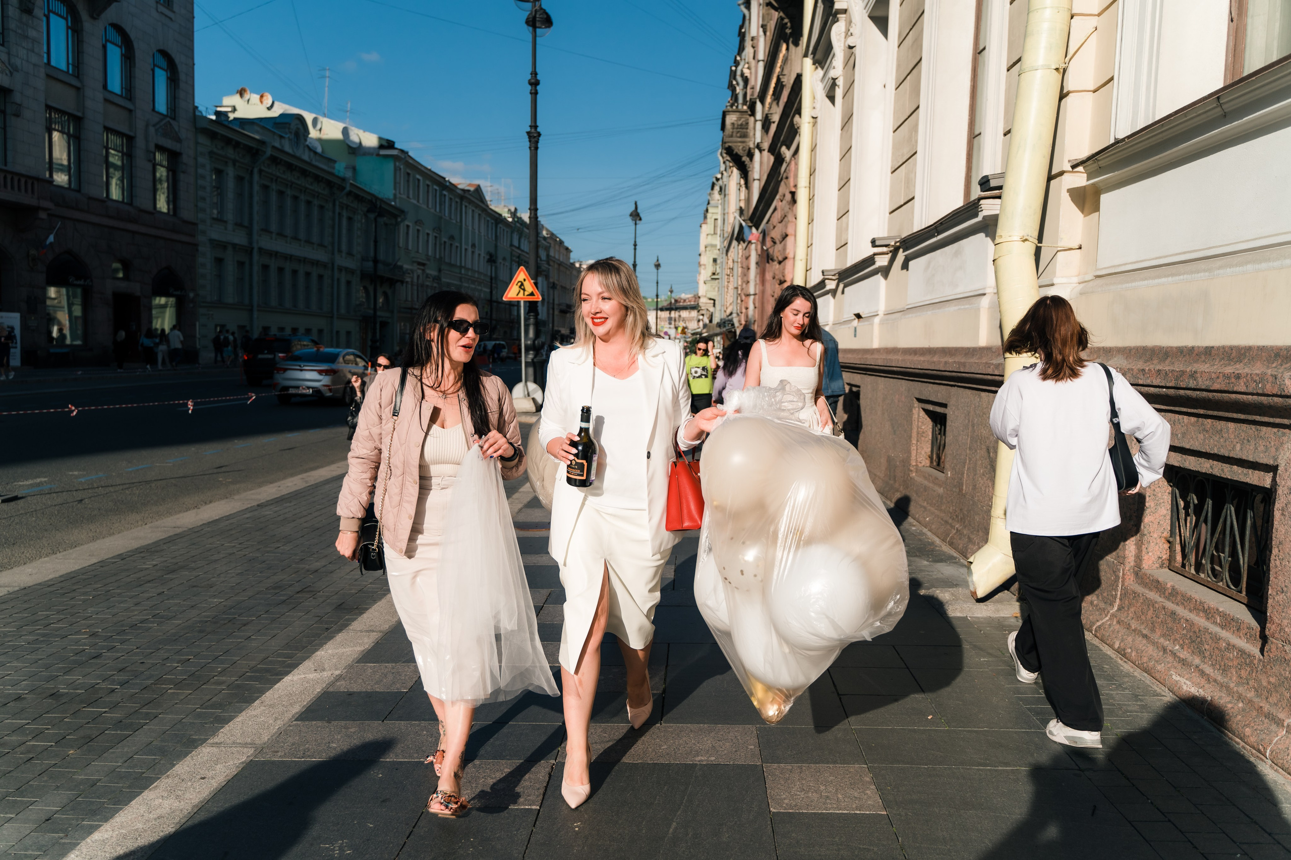 Фотосъемка девичника, встреча девушек, веселые женские портреты