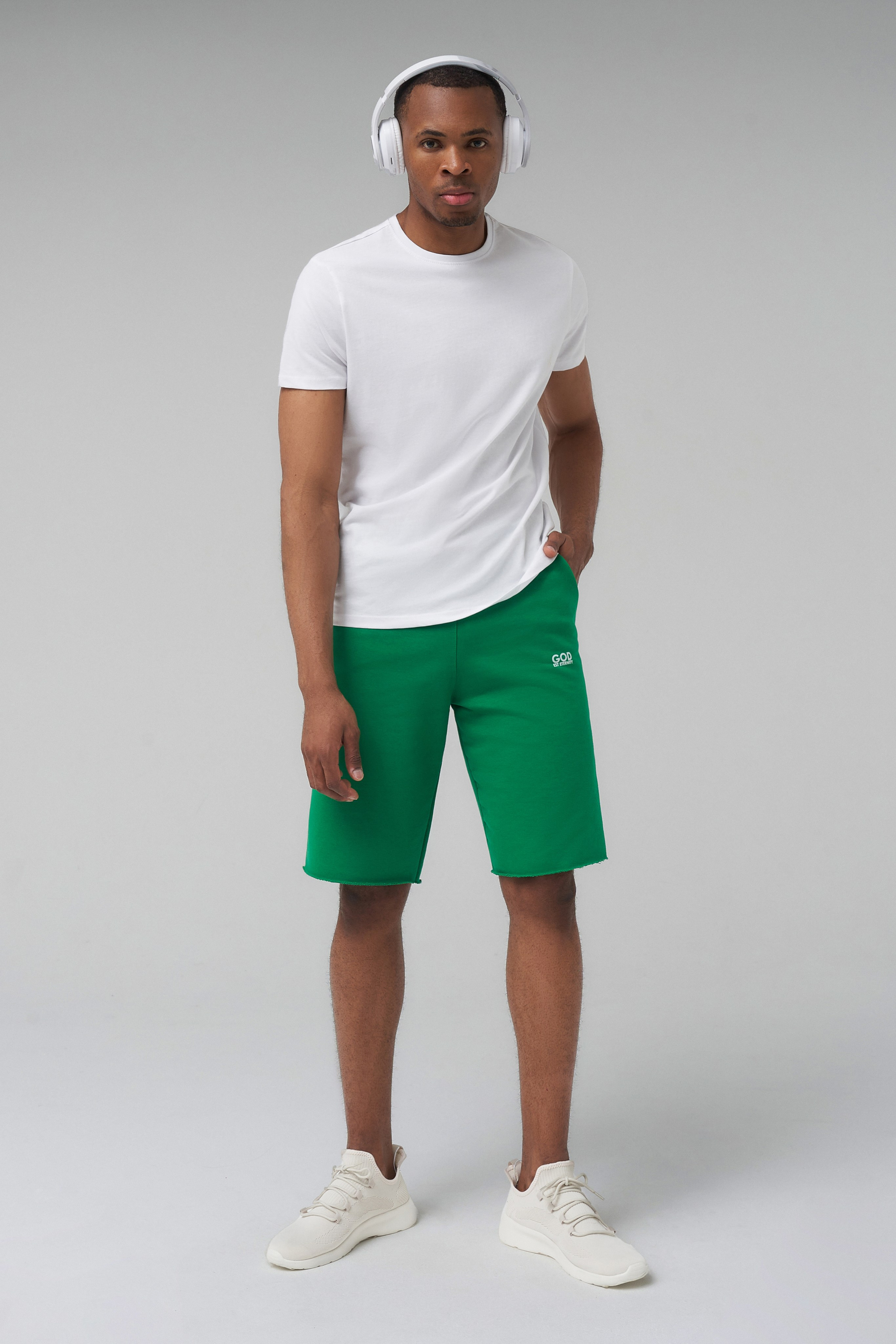 Темнокожий мужчина в уличной одежде для Ozon и WB